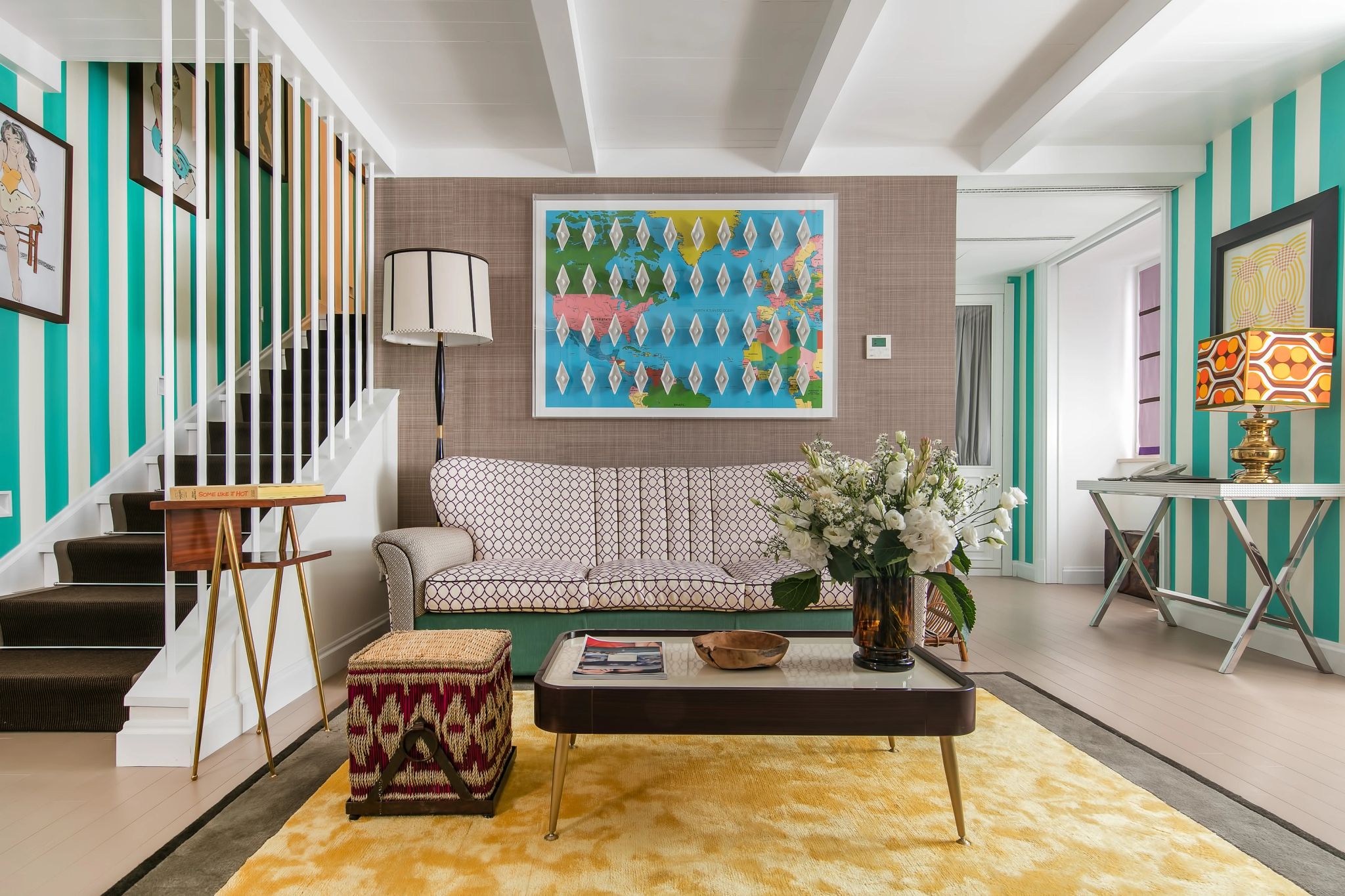 Comfort Suite Private Courtyard sala de estar – suite decorada – sofa de luxo