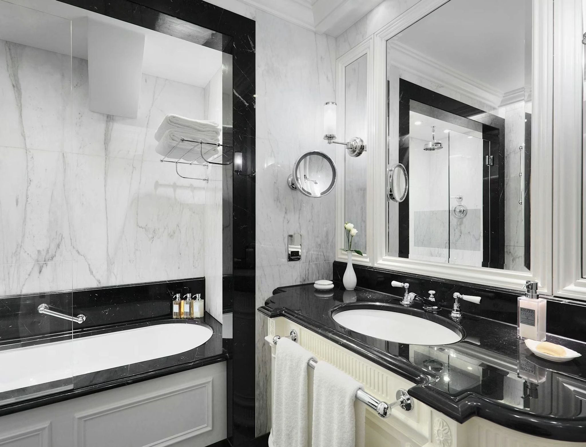 Executive Junior Suite Balcony banheiro em marmore - chuveiro e banheira - junior suite