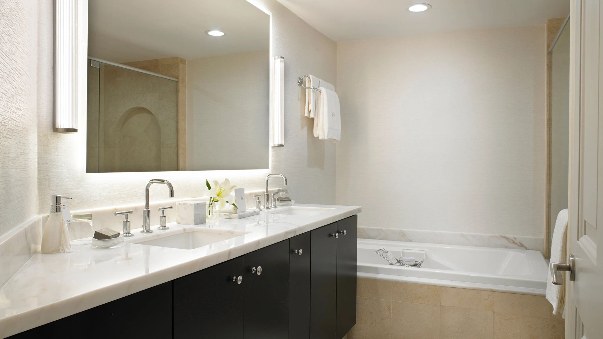 banheiro em marmore - quarto com jacuzzi - jacuzzi - banho de banheira