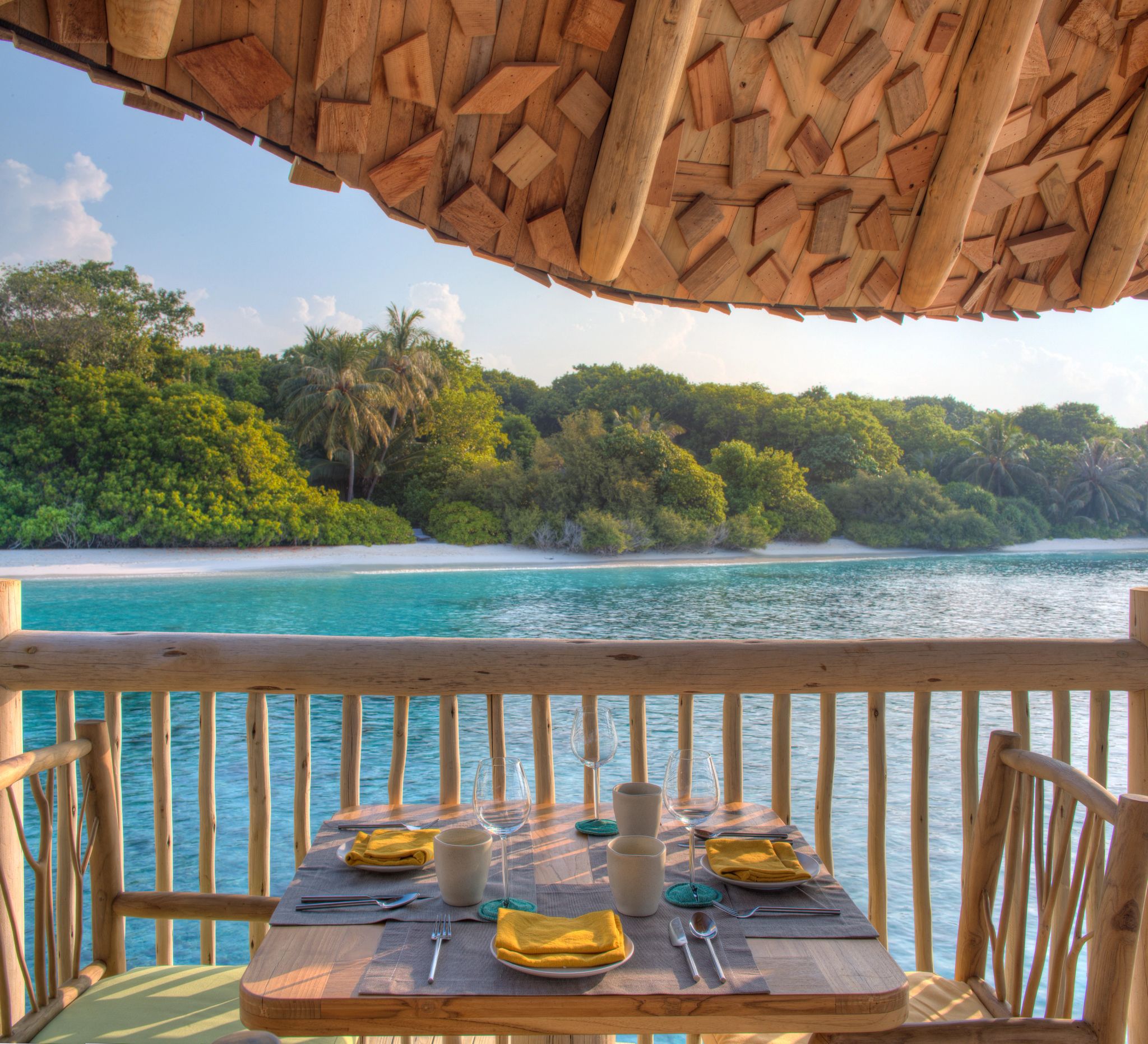 Out of the Sea  jantar sobre a agua - deck de madeira mar - por do sol maldivas