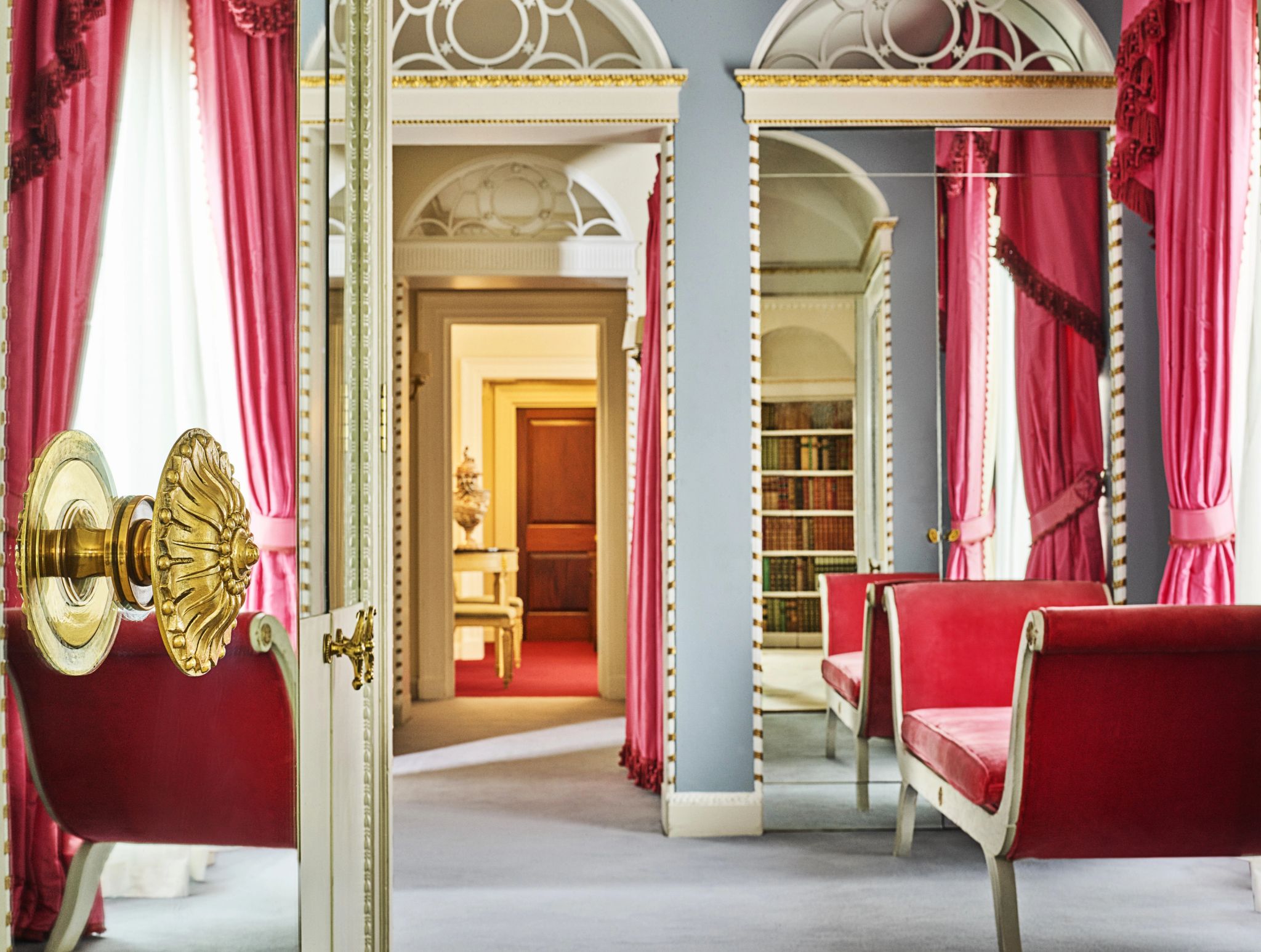 The Oliver Messel Terrace Suite decoraçao classica - suite de luxo - suite espaçosa