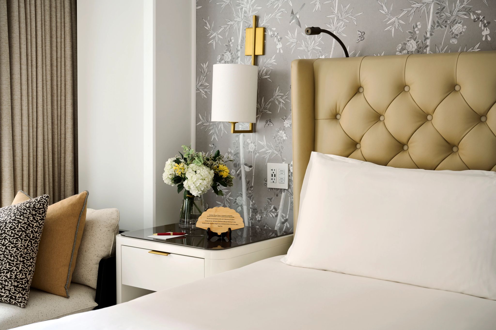 cama de casal - suite em boston - flores - decoracao moderna