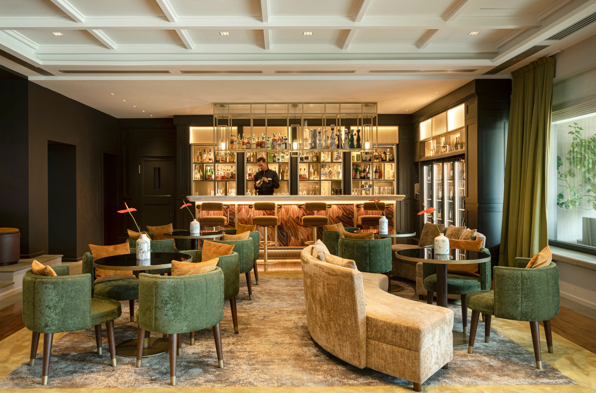 bar de luxo – bar hotel – design de luxo - vitrine de bebidas - bar vista panoramica