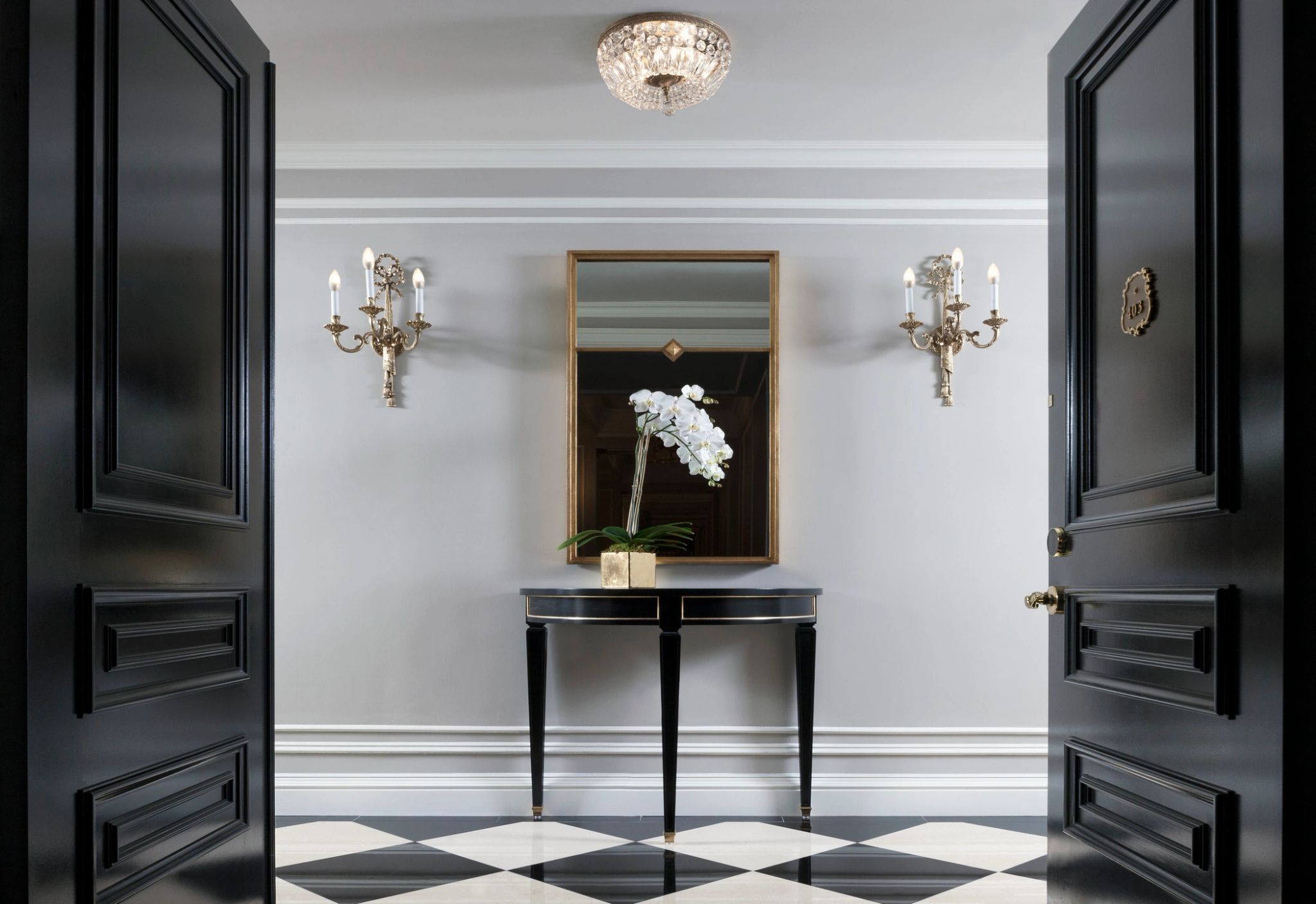 Grand Two Bedroom Suite flores frescas – candelabro de luxo – entrada da suite