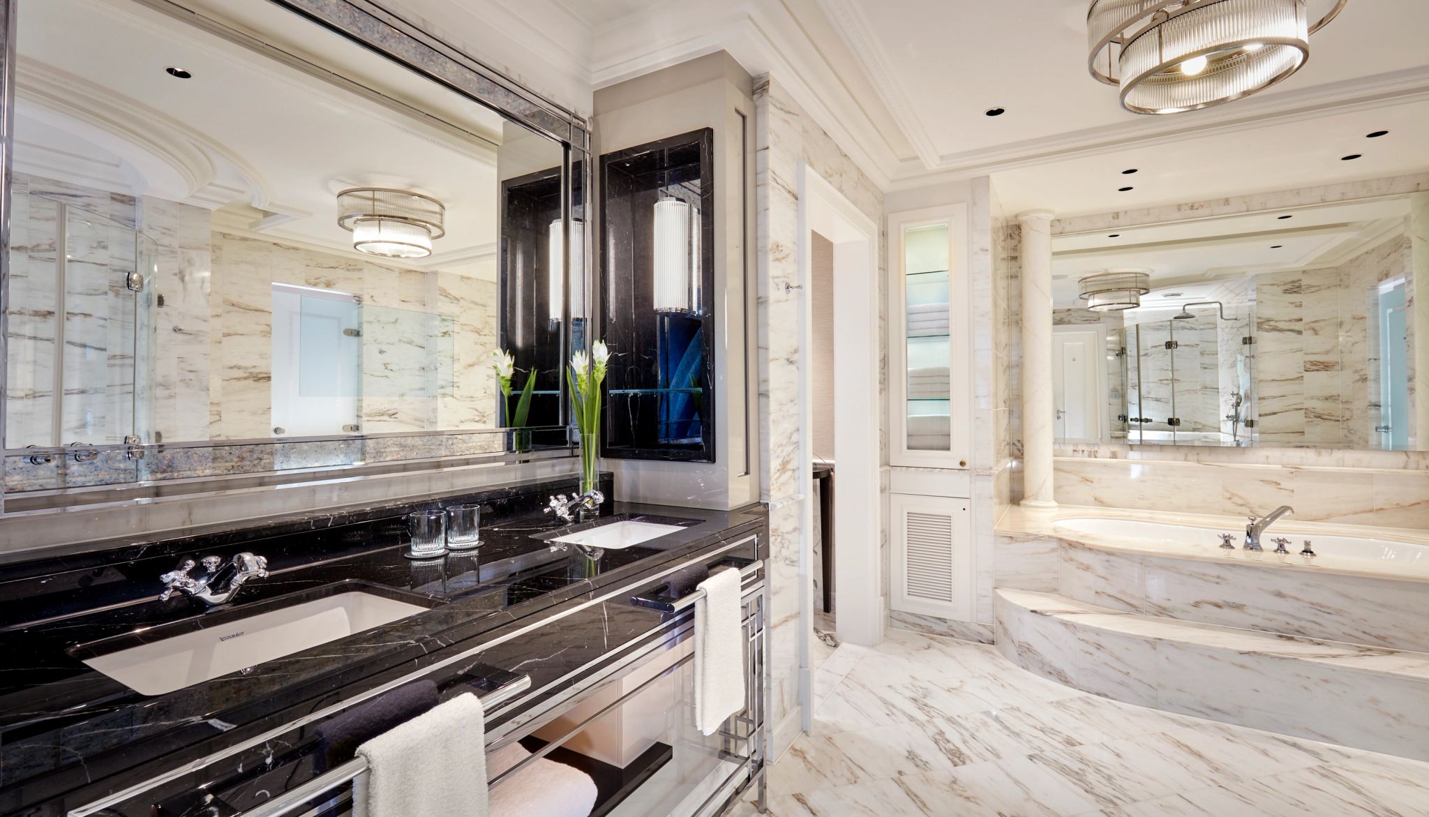 The Ritz-Carlton Suite banheiro grande – banheiro chique – banheira de imersao