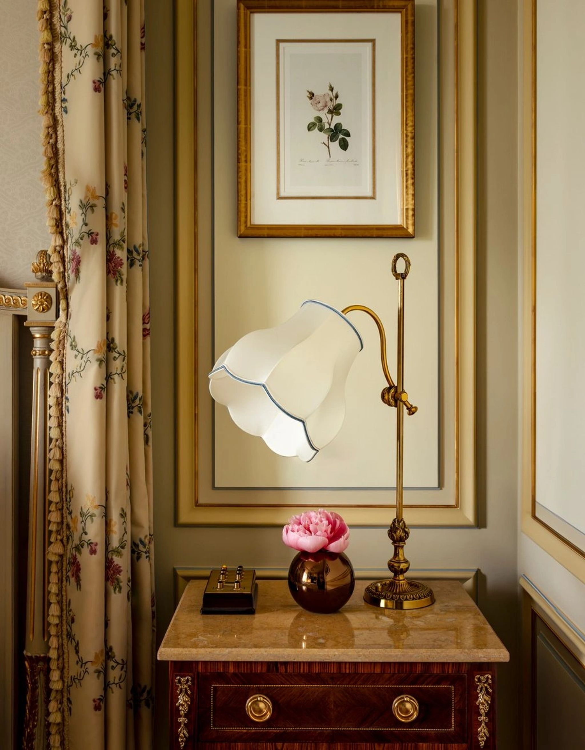 mobiliario epoca luxo - decoracao folha de ouro - design frances classico