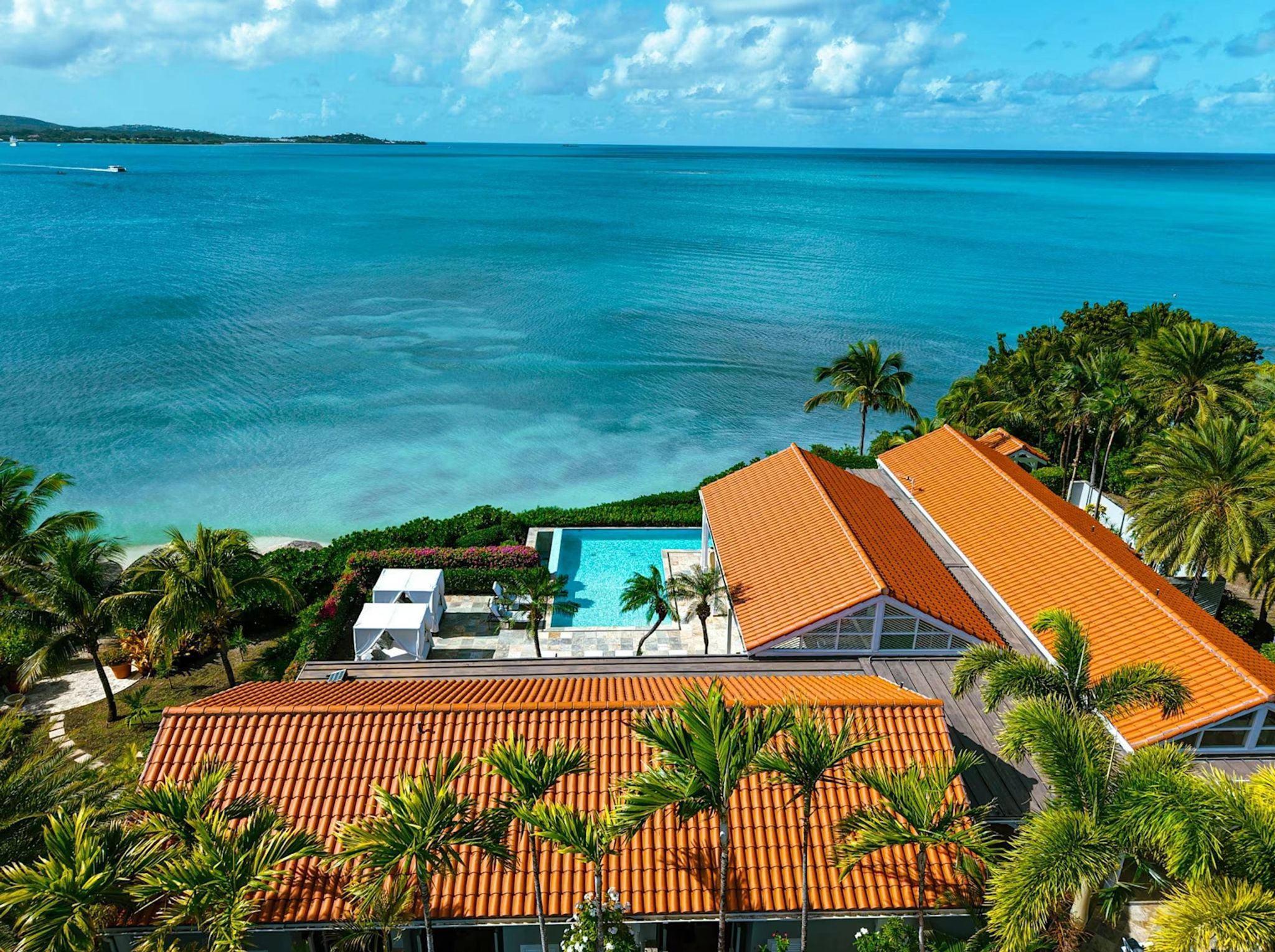 vista aerea panorama - arquitetura da vila - mar do caribe