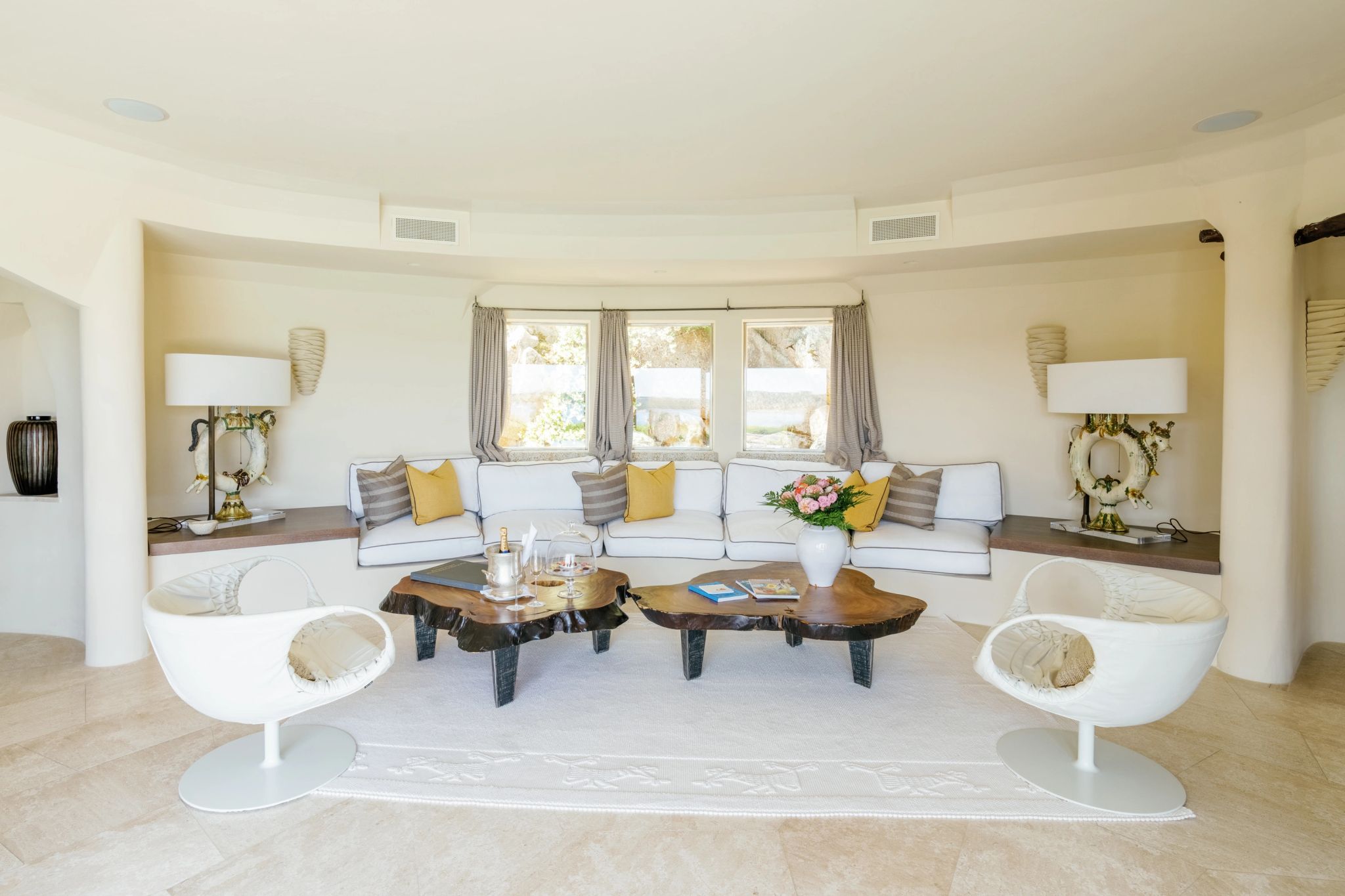 Three Bedroom Pitrizza Pool Villa sala de estar - sofa confortavel - sala espaçosa