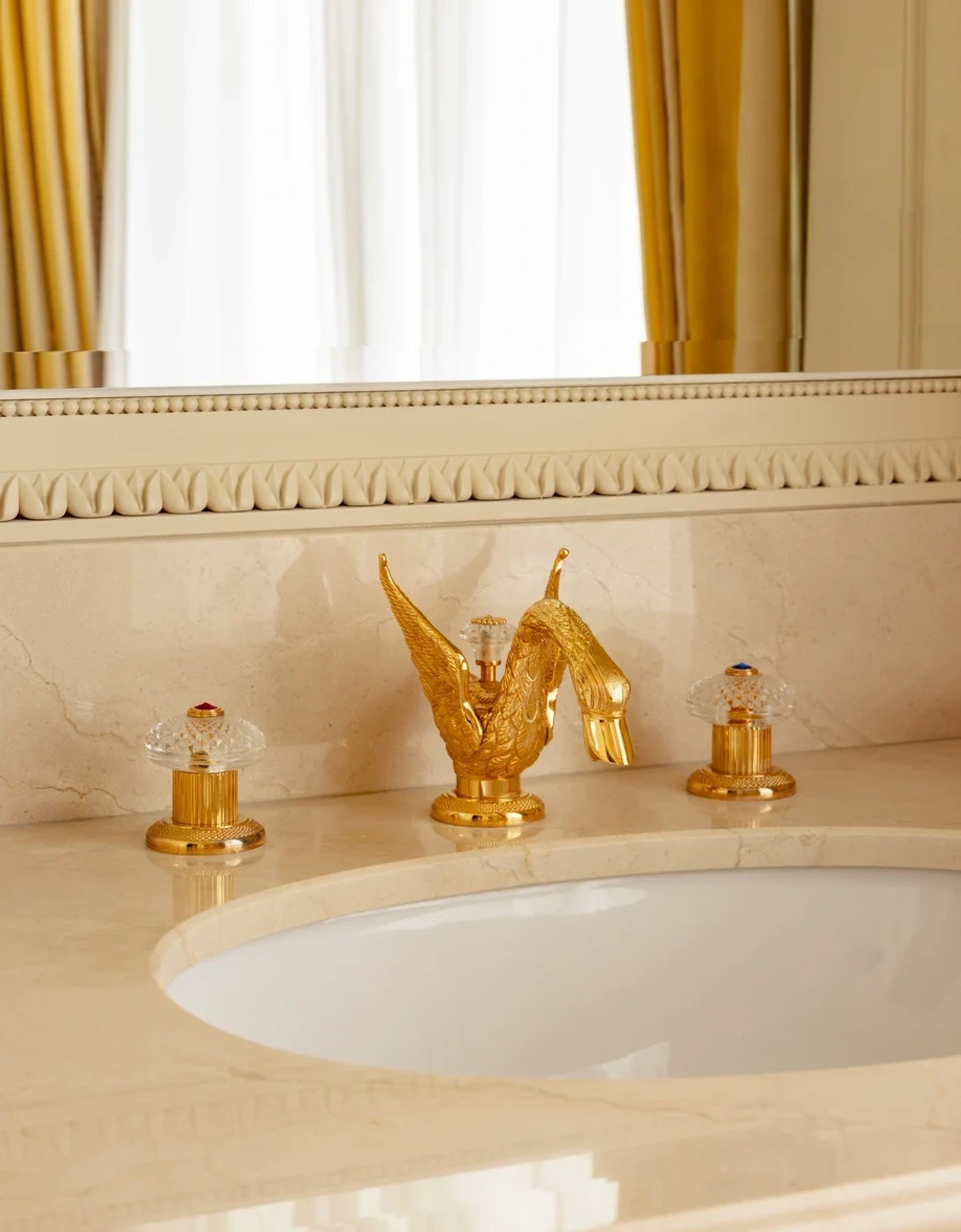 metais ouro 24 quilates - detalhes dourados banheiro - banheiro ritz paris