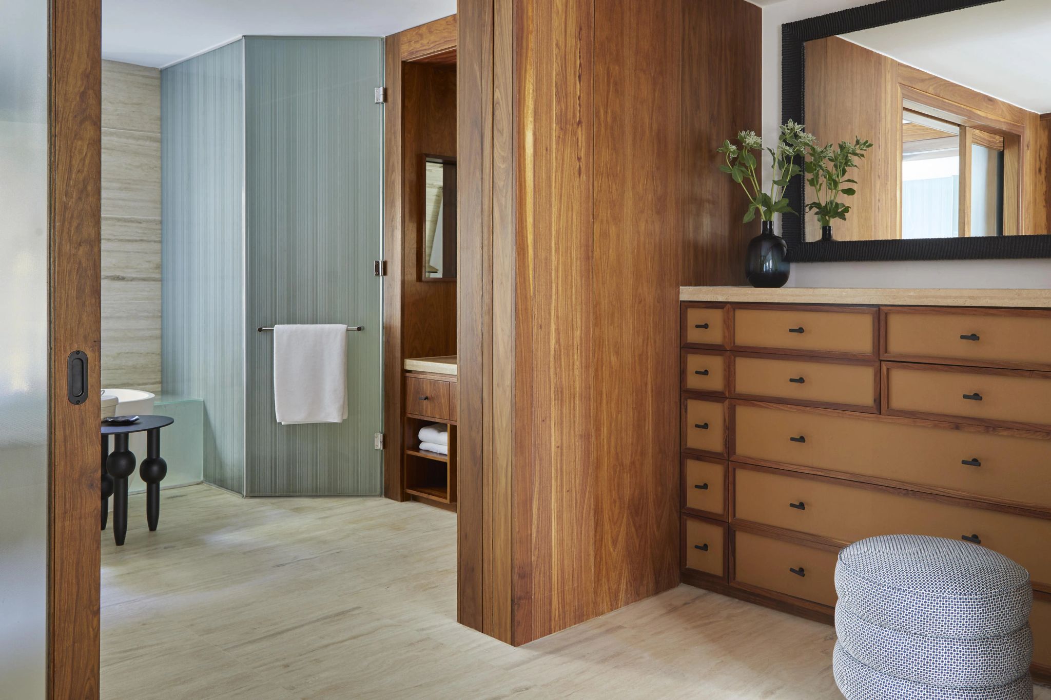 suite com closet - dressing area - closet espaçoso - suite com penteadeira