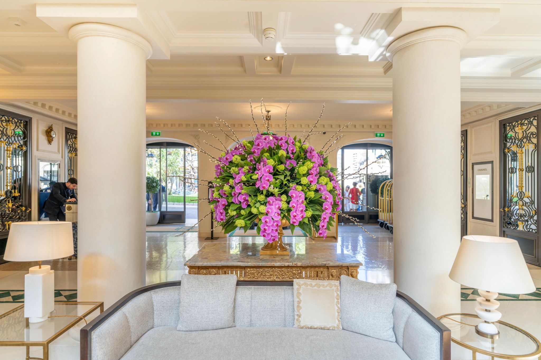 hall de hotel – arquitetura classica – moveis finos - arranjo de flores - areas comuns