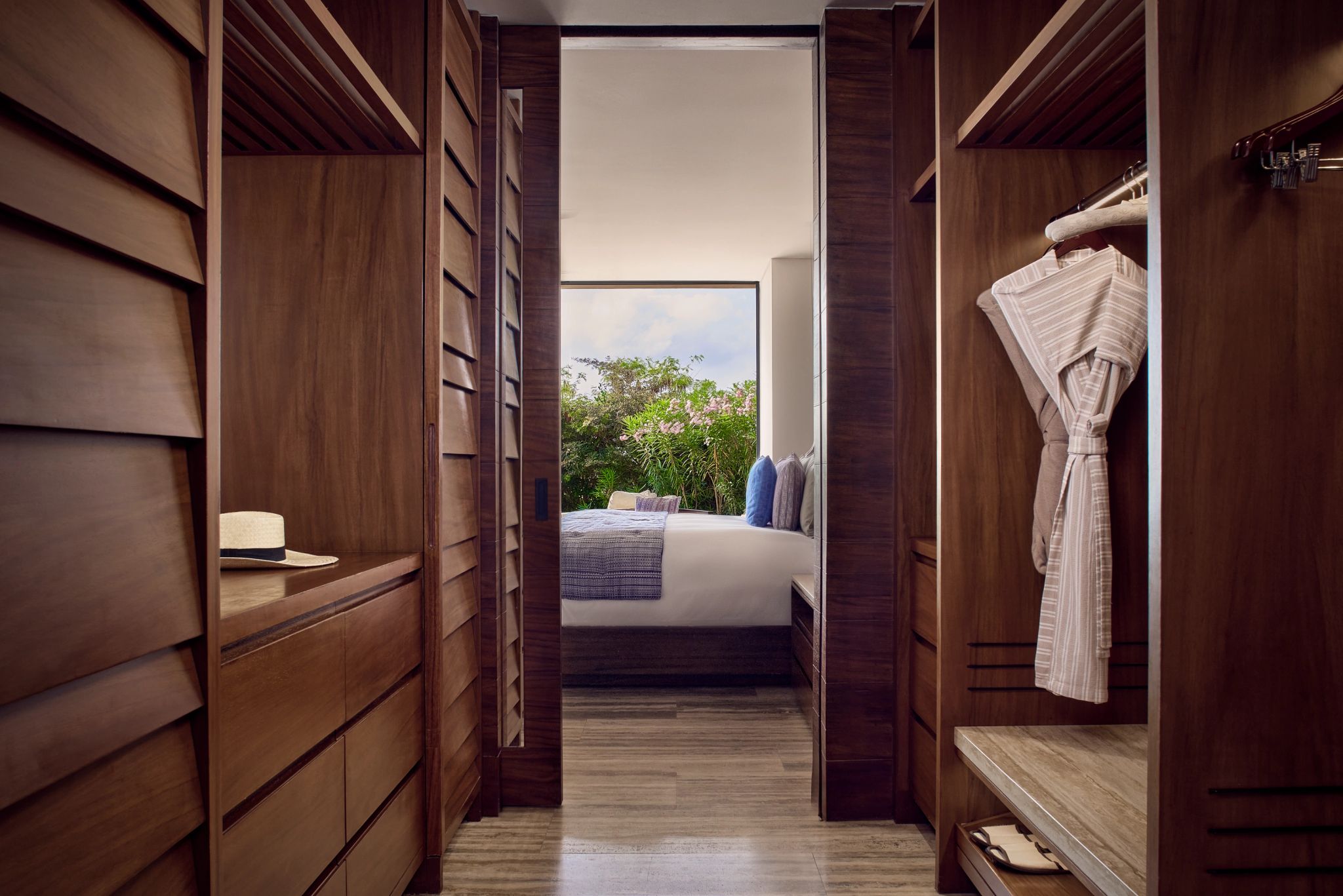 Cortes Ocean View One Bedroom Suite King Ground Floor Private Pool Terrace suite com closet - moveis em madeira - closet espaçoso - suite casal - cama king