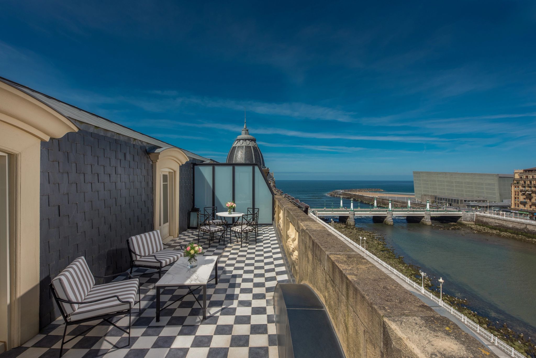 suite com terraço - terraço privativo - terraço mobiliado