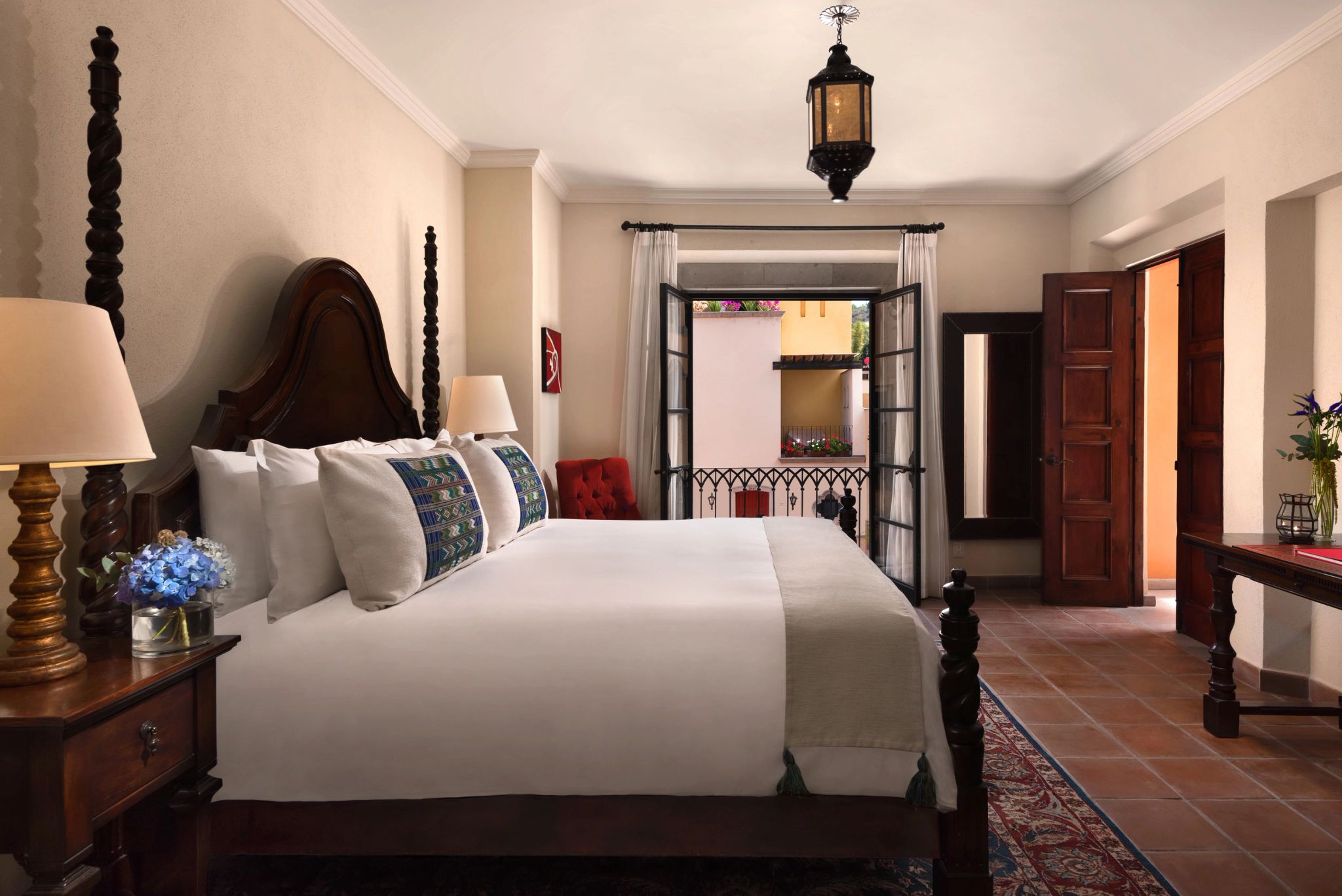 suite de luxo - cama de casal - decoracao do hotel