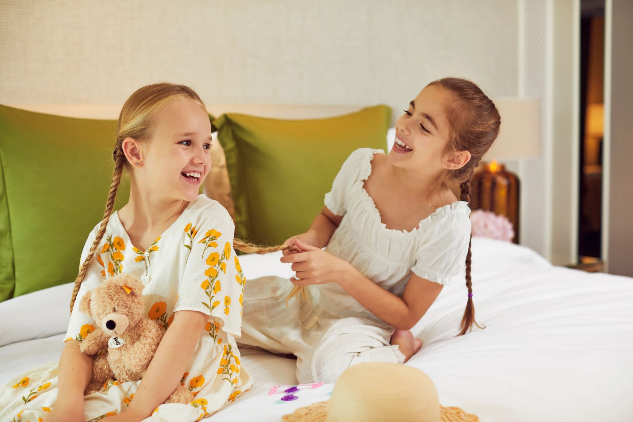 duas meninas brincando em kids club no resort de luxo