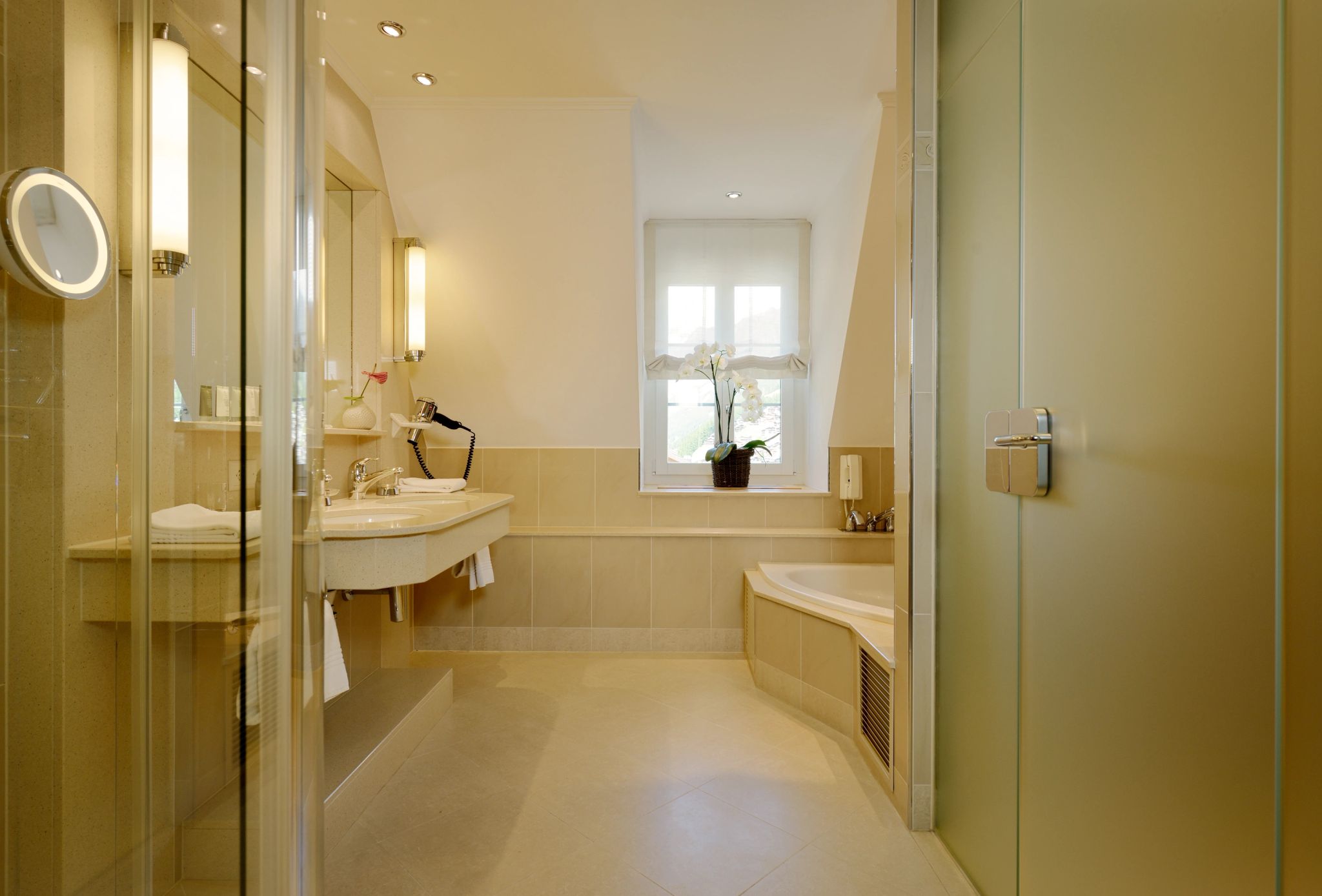 Family Two Bedroom Suite suite de hotel - banheiro grande - banheira