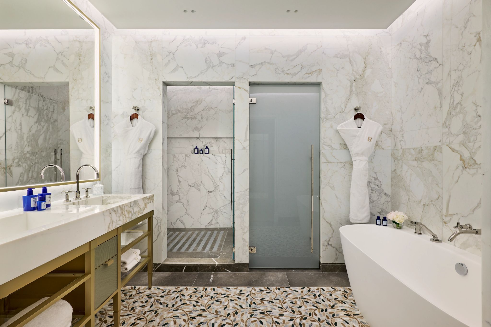Prestige Suite City or Courtyard View pia de marmore - espelho classico - amenidades de luxo