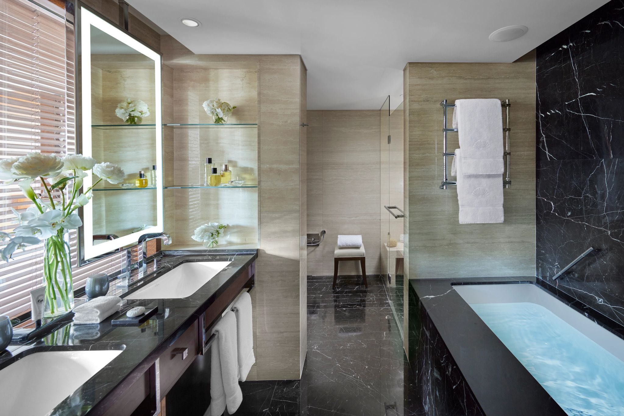 River View Corner Suite banho premium - banheiro grande - banheira de luxo
