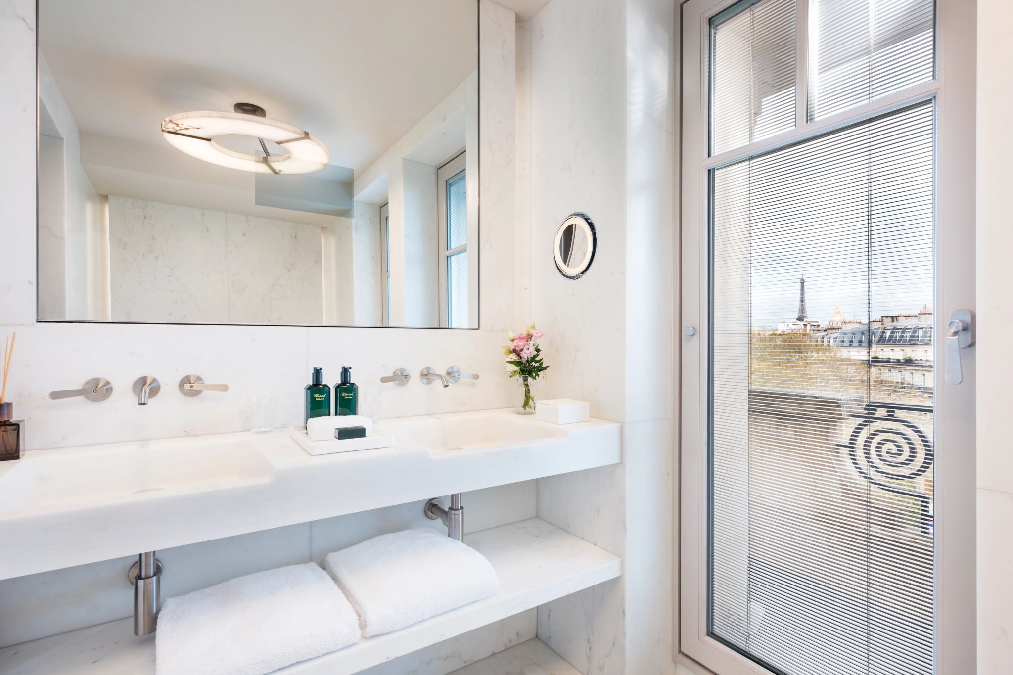 Grand Josephine Baker Suite banheiro chique - pia dupla - vista torre eiffel