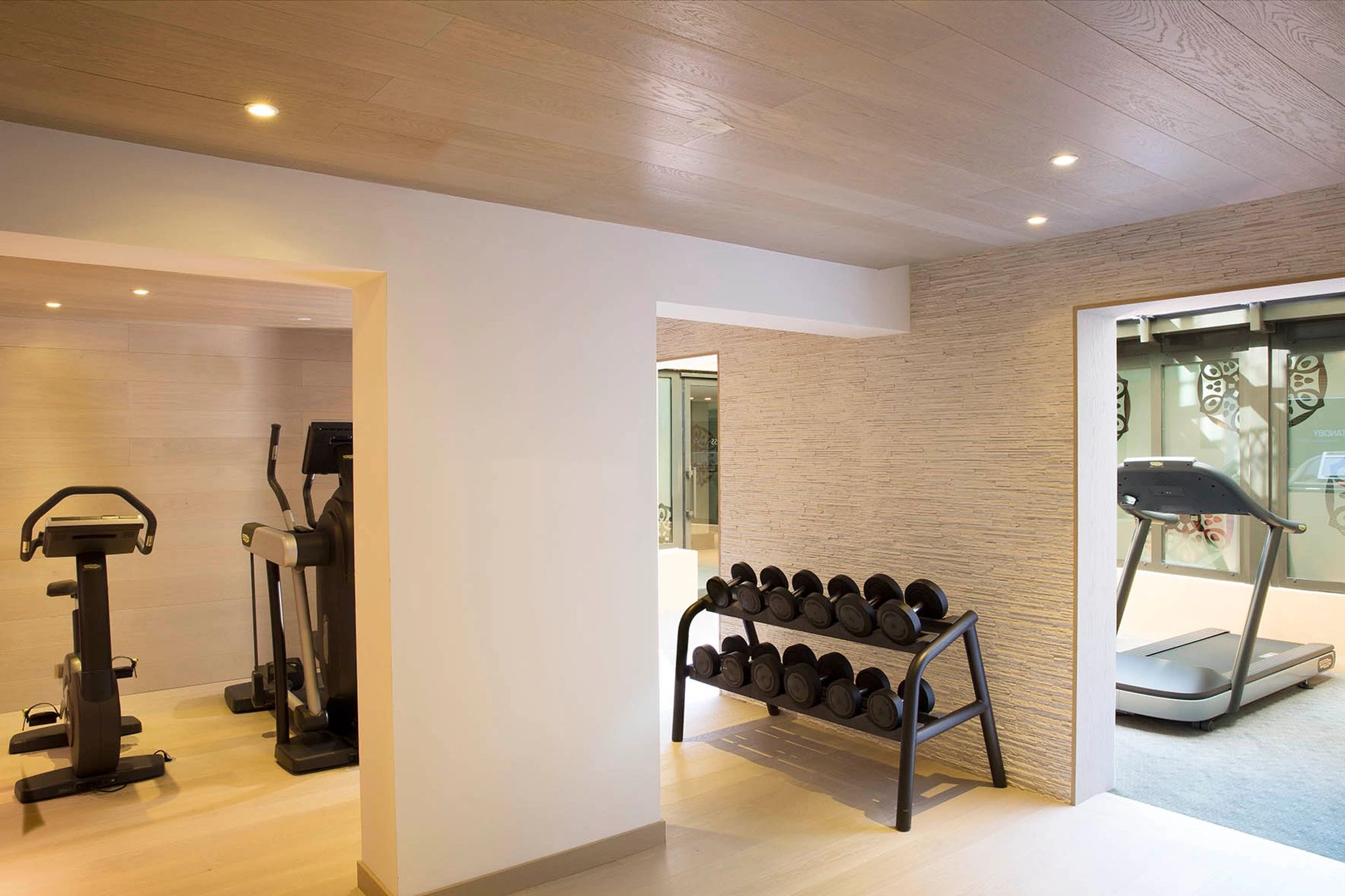 sala de fitness hotel de paris saint tropez-espaço treino privativo-design clean ambiente motivacional