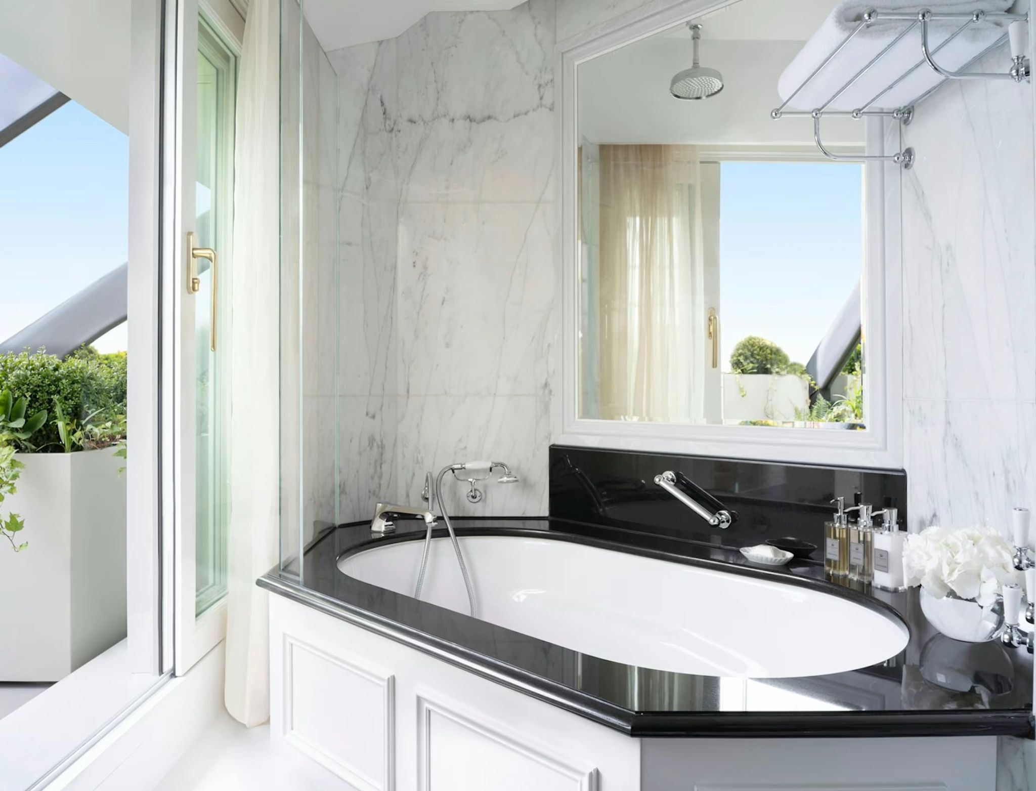 banheiro em marmore - banheira - quarto luxo