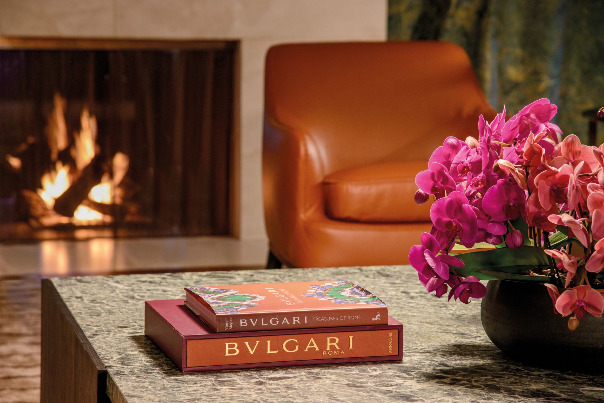 livros bulgari – poltrona de couro – suite com lareira - sala com lareira