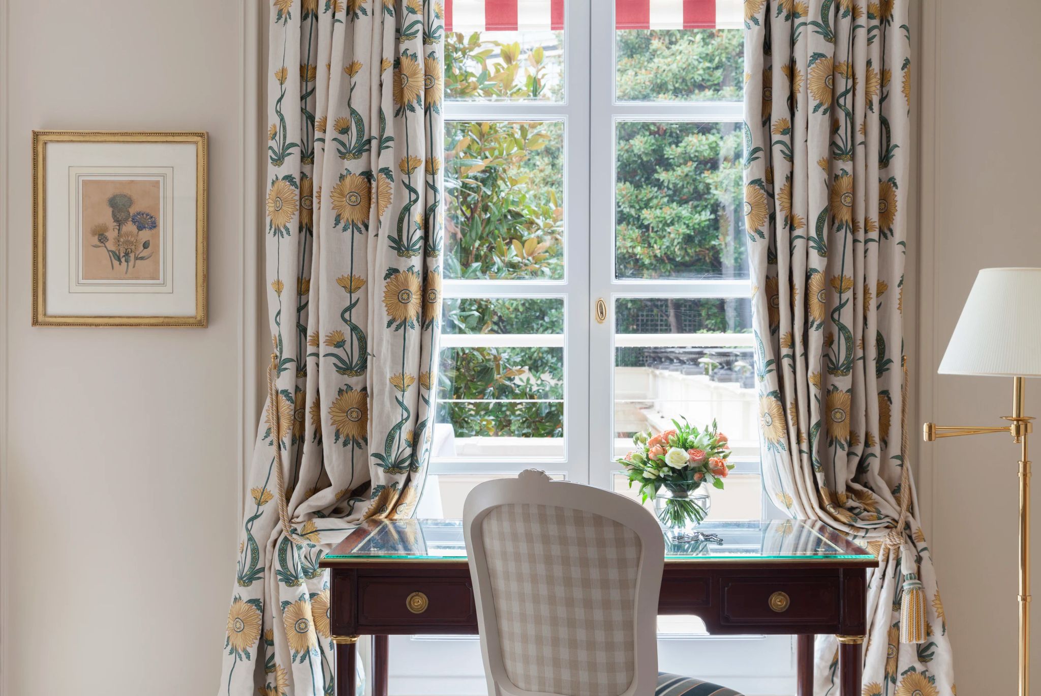 Deluxe Balcony quarto com varanda - quarto vista jardim - estampa de flores - moveis classicos