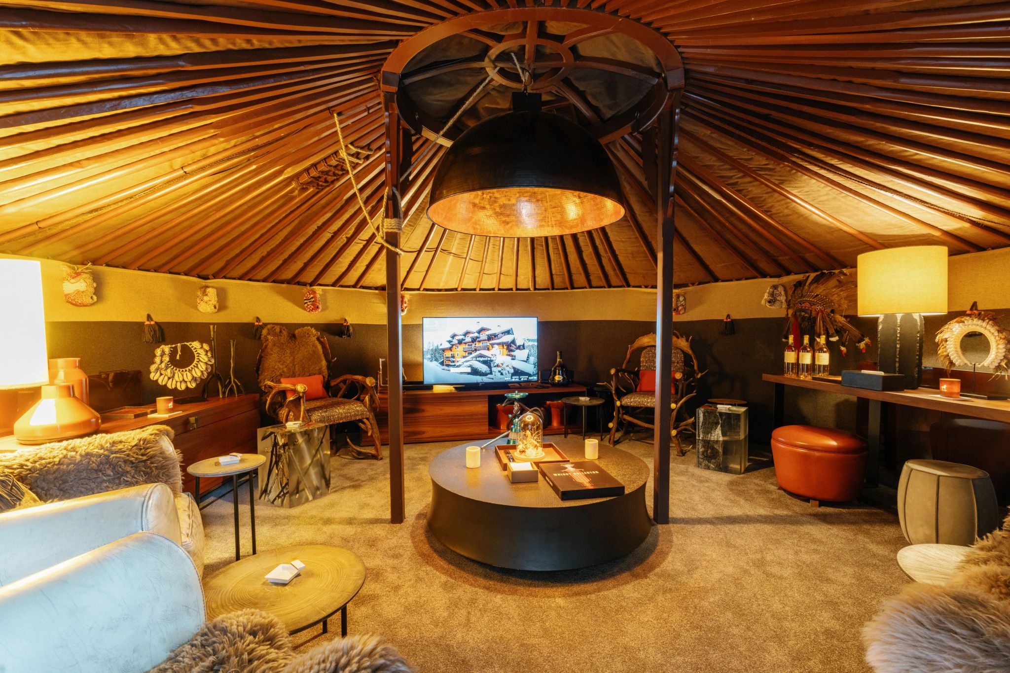 The Cigar Yurt decoraçao rustica – area de estar – sala de charutos