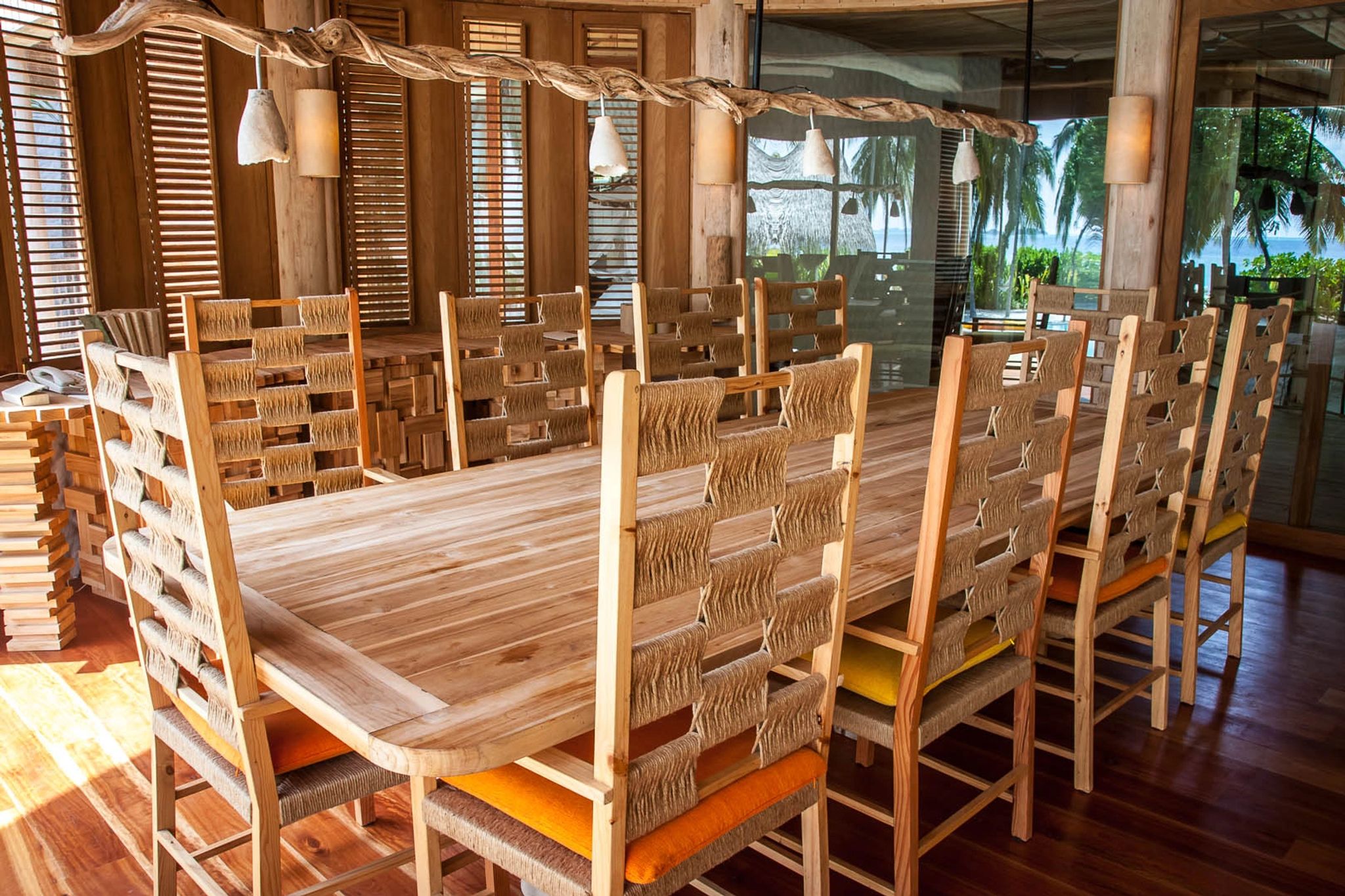 Villa 15 suite maldivas - mesa de jantar - vila frente mar