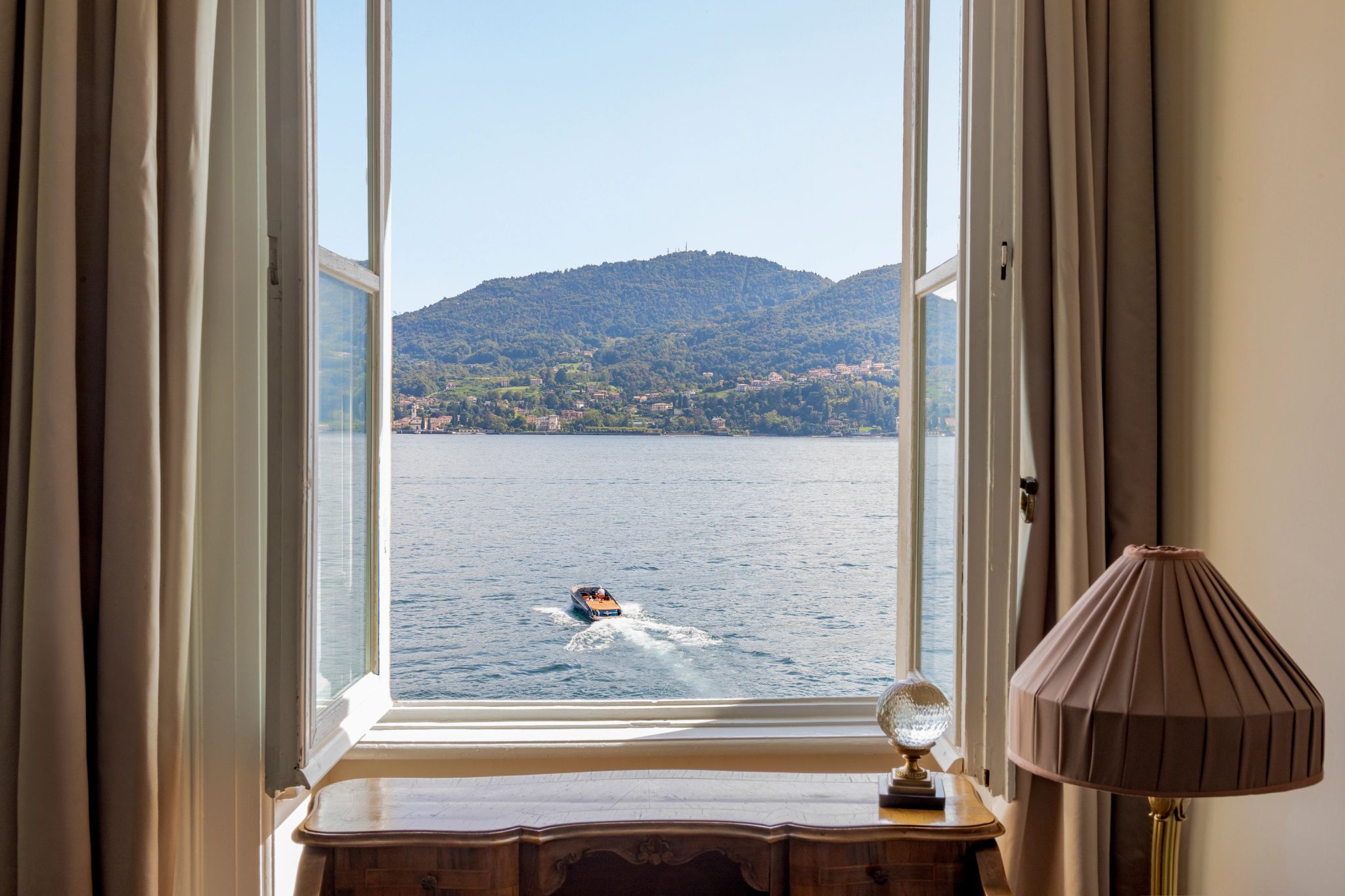 vista lago di como – janela ampla – suite com vista