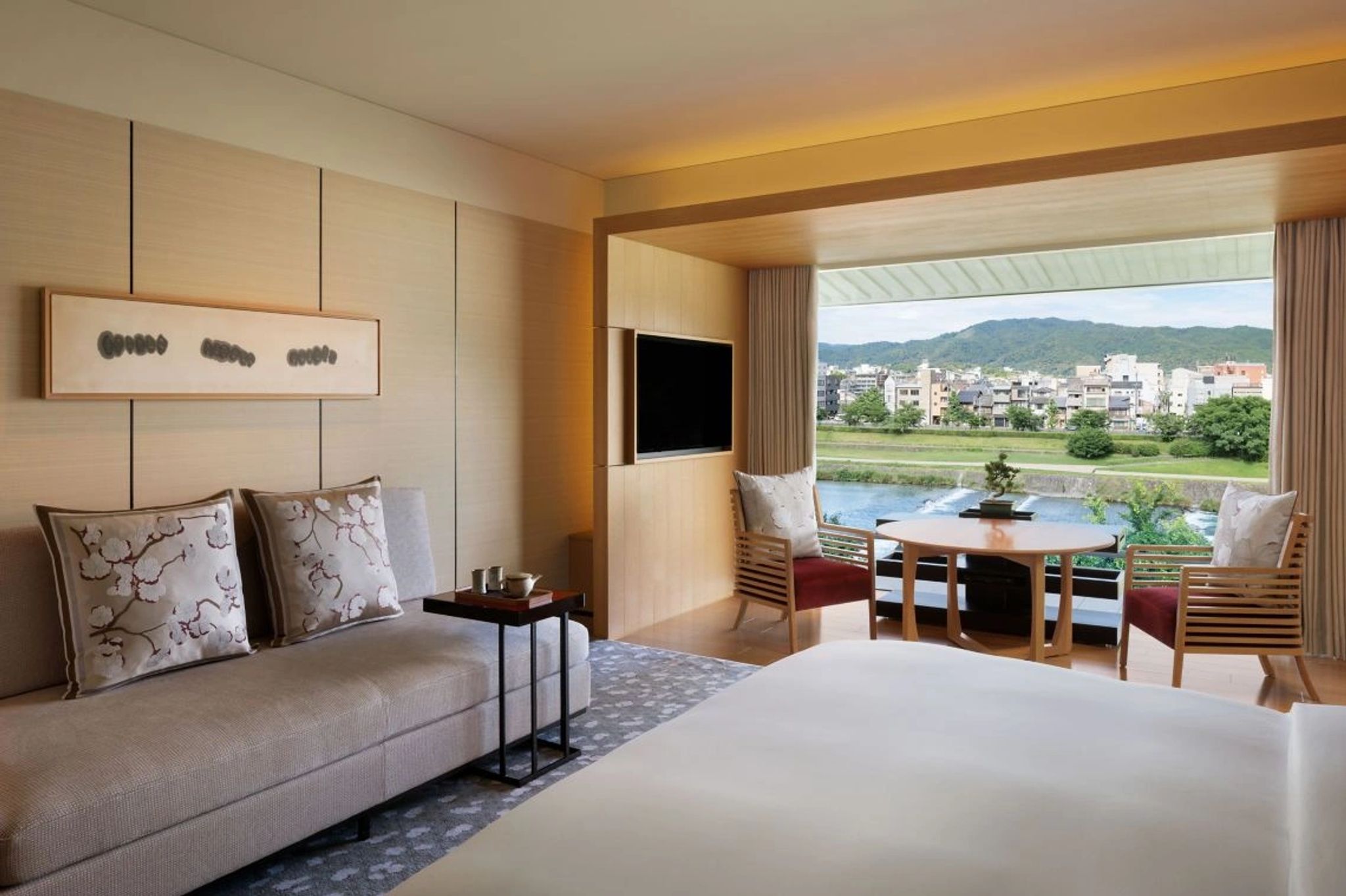 Grand Deluxe Kamogawa Suite premium – quarto minimalista – vista rio kamogawa