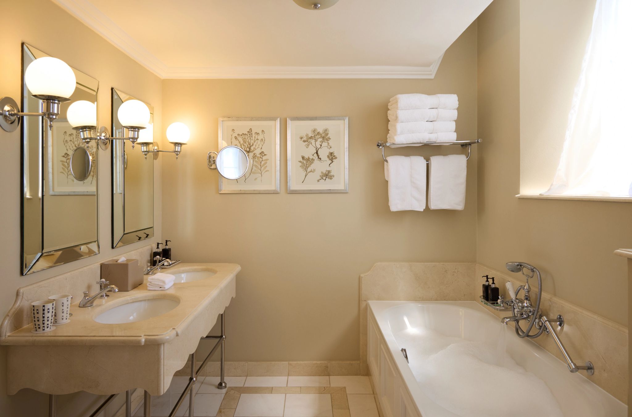 One Bedroom Suite banheiro da suite - banheira - pia dupla