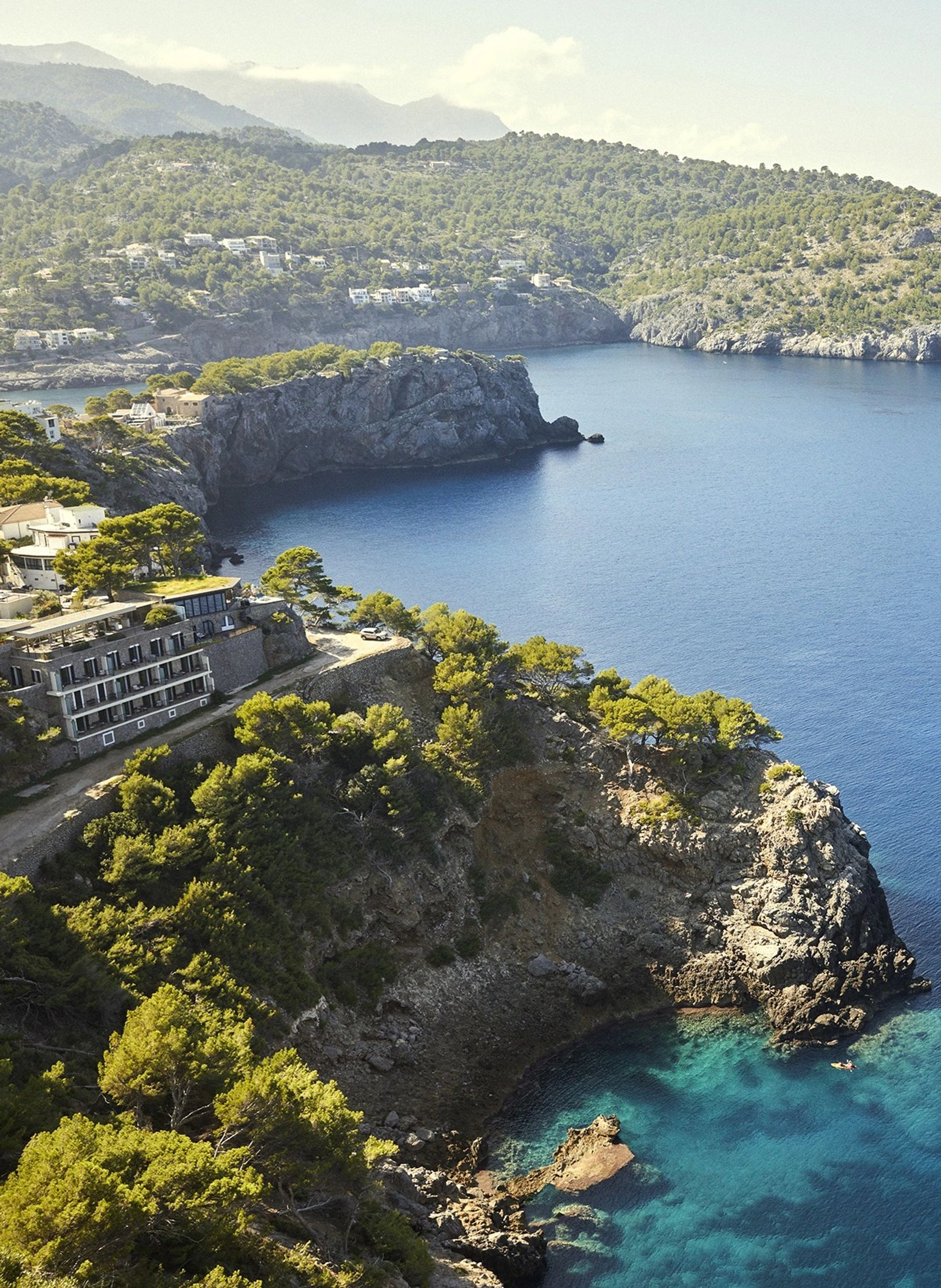 resort jumeirah mallorca sobre falesias - vista panoramica do litoral espanhol
