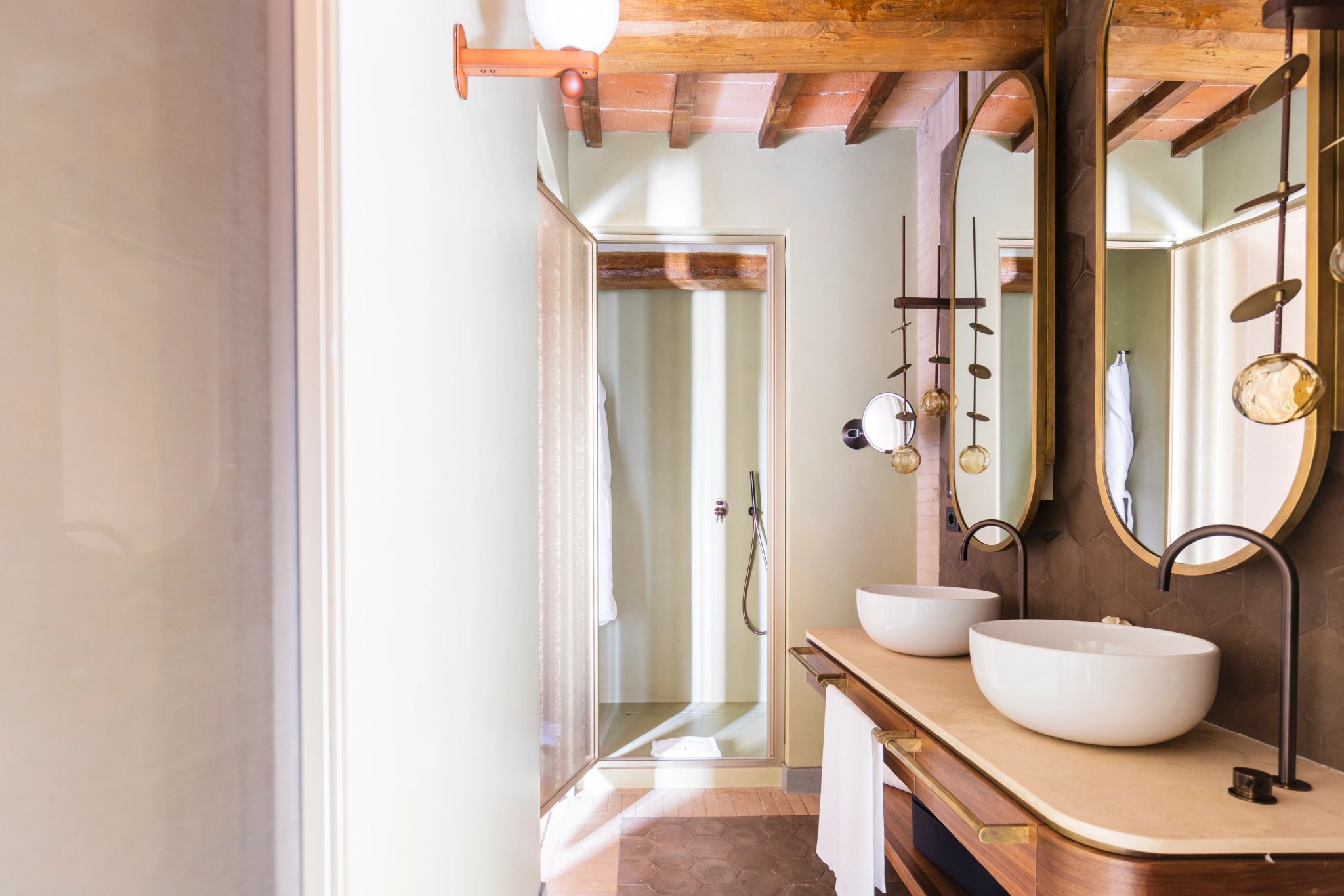 Suite banheiro com pia dupla - banheiro moderno - banheiro da suite