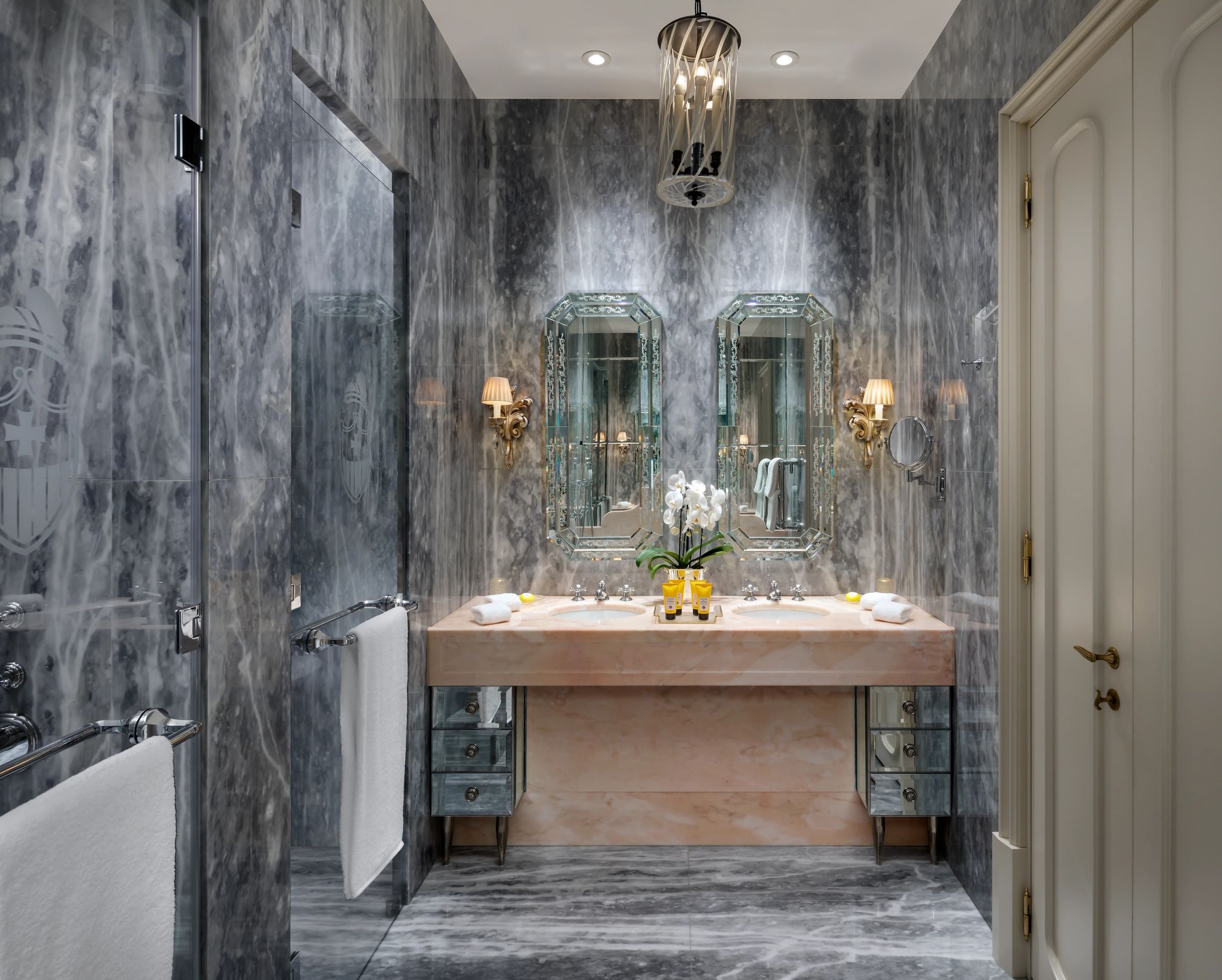 Royal Suite  banheiro da suite - decoracao marmore - banheira de luxo