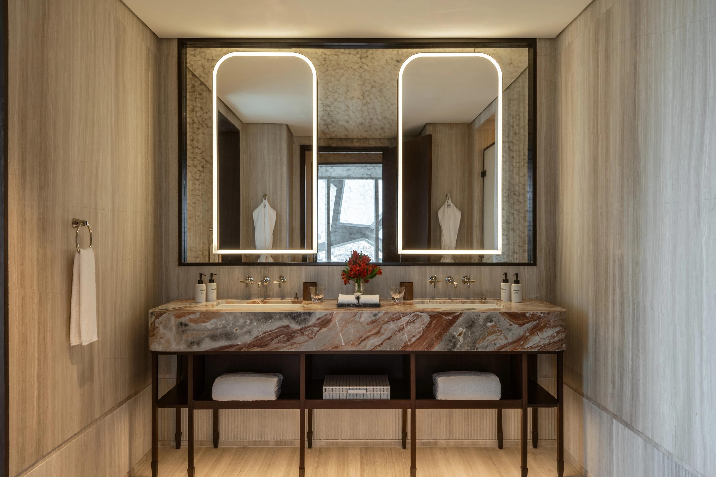 banheiro em marmore - banheiro com pia dupla - pia dupla