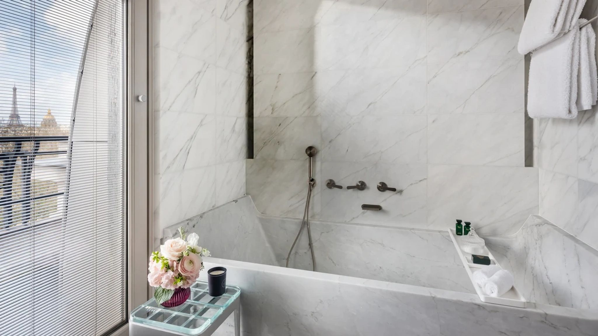 Eiffel Deluxe Balcony banheira de imersao - banho premium - banho relaxante