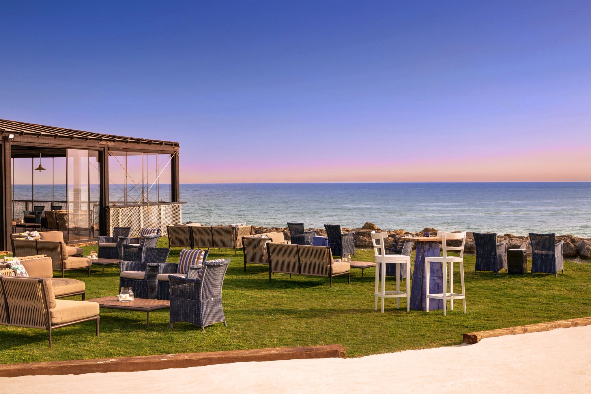 almoço vista mar – culinaria mediterranea – gastronomia local  - terraço vista mar