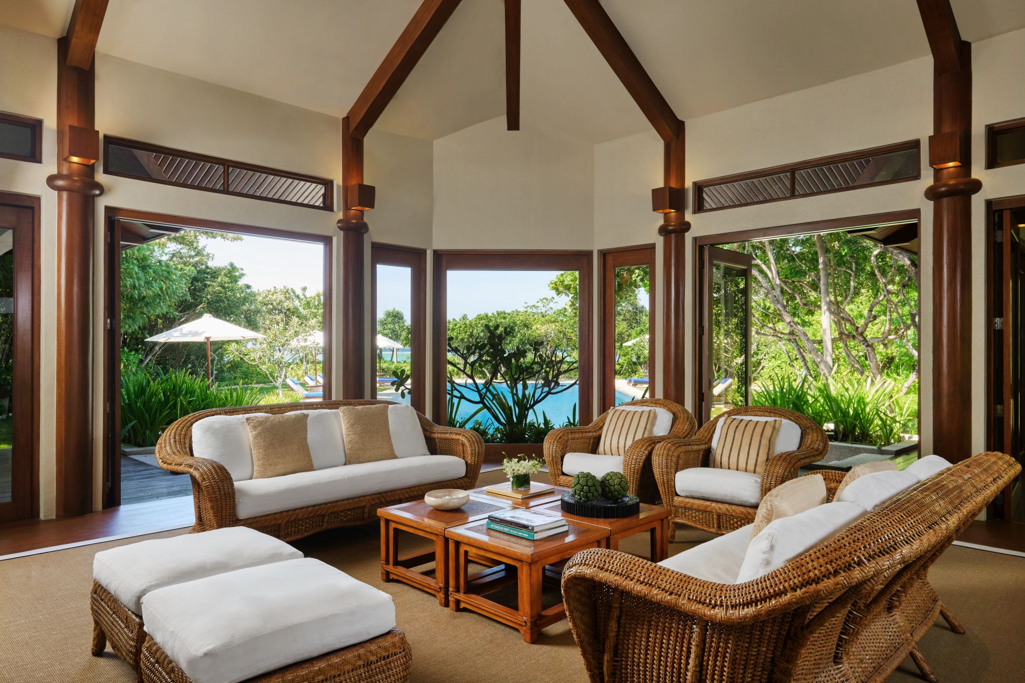 Four Bedroom Palawan Villa sala de estar - vila com piscina - sala chique - design rustico