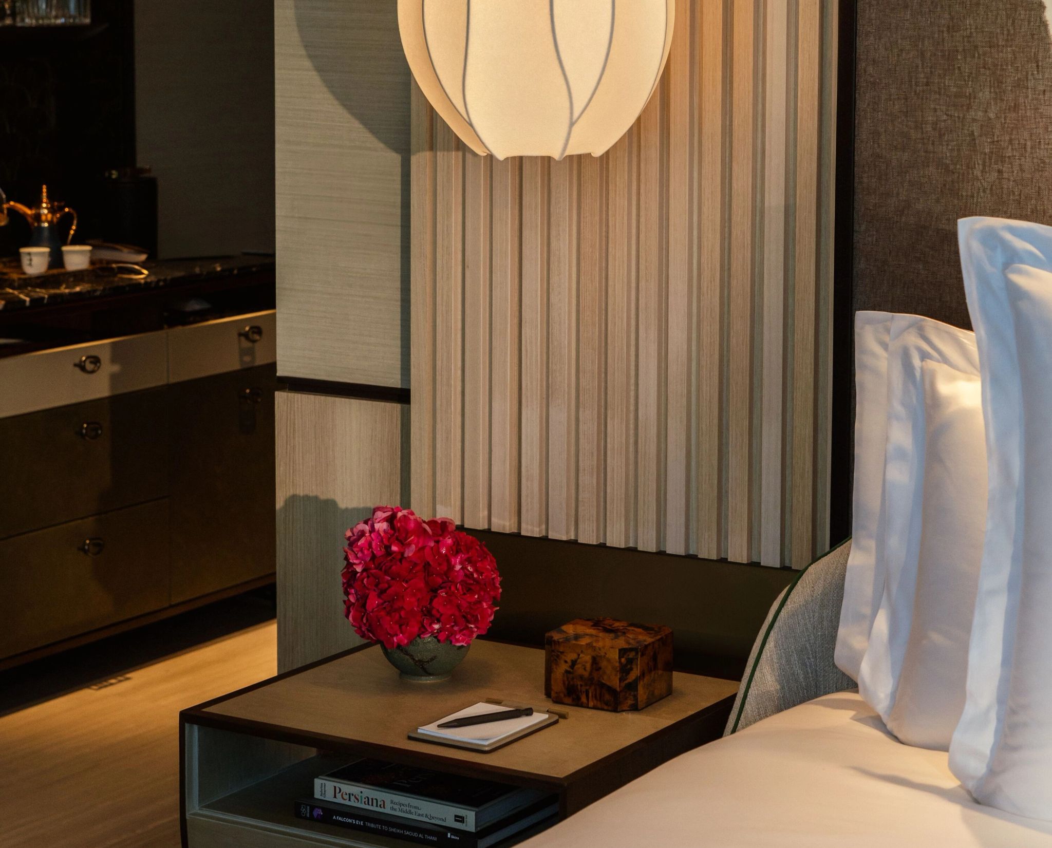 Lusail View Junior Suite junior suite - cama king - vista cidade de lusail - quarto de hotel