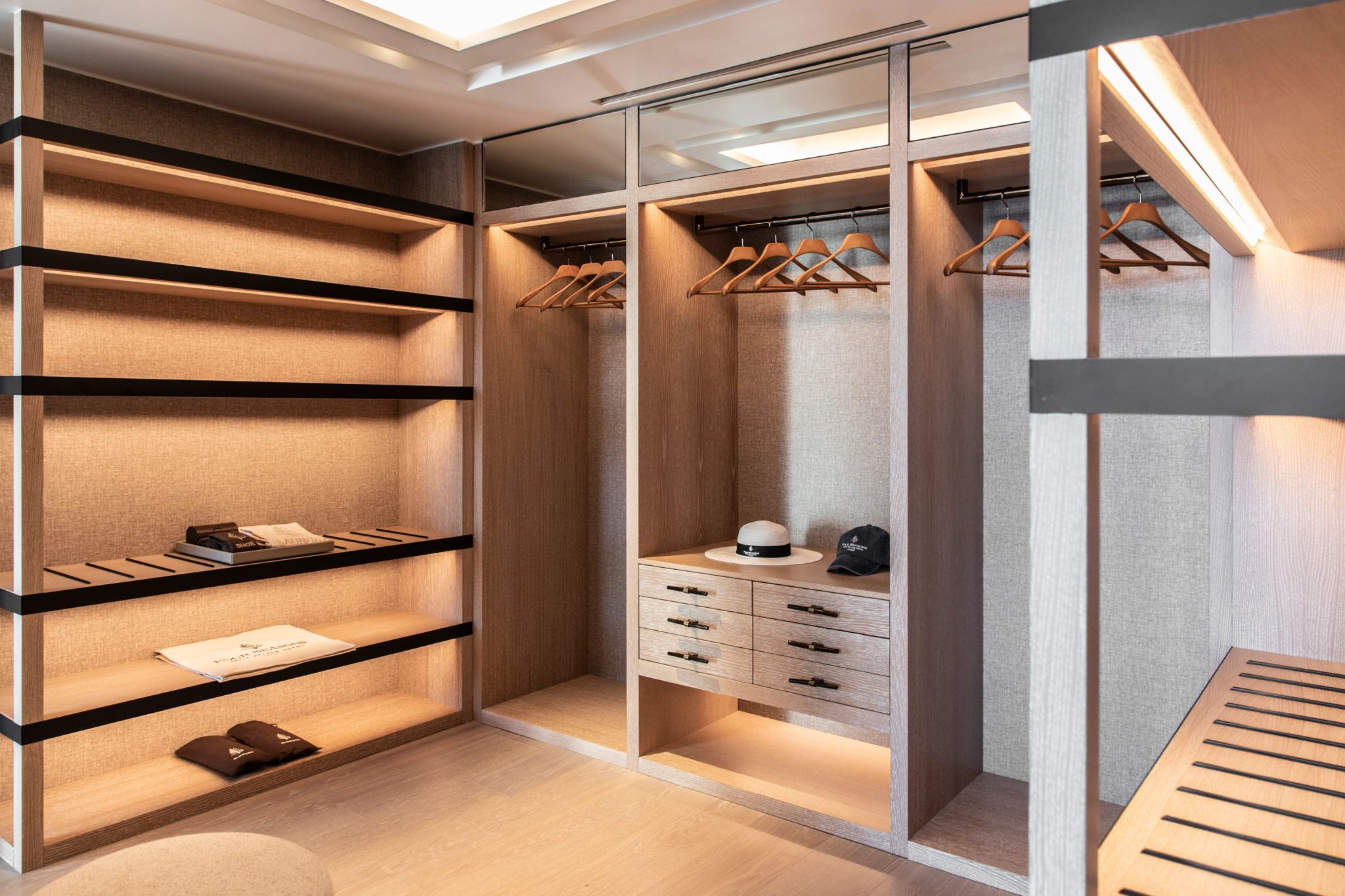 Nafsika Ambassador Suite closet moderno - closet espaçoso - suite com closet