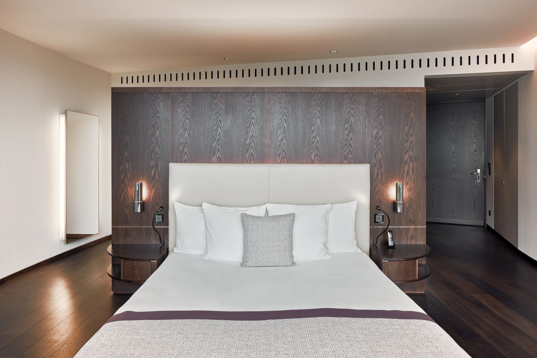 cama king – quarto casal -  moveis de madeira  - quarto king - quarto hotel 5 estrelas