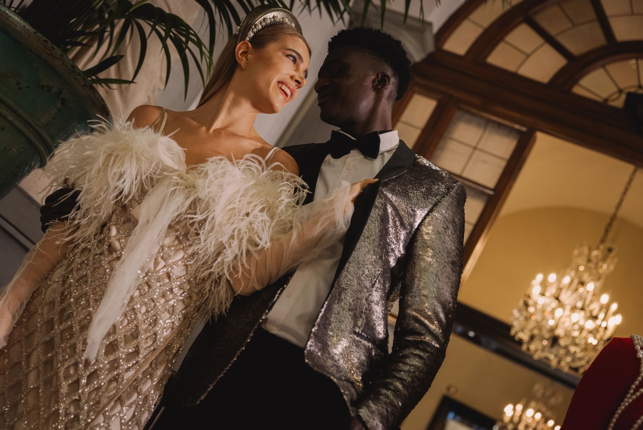 The St. Regis Florence casal em cenario glamouroso no salao de eventos do hotel de luxo