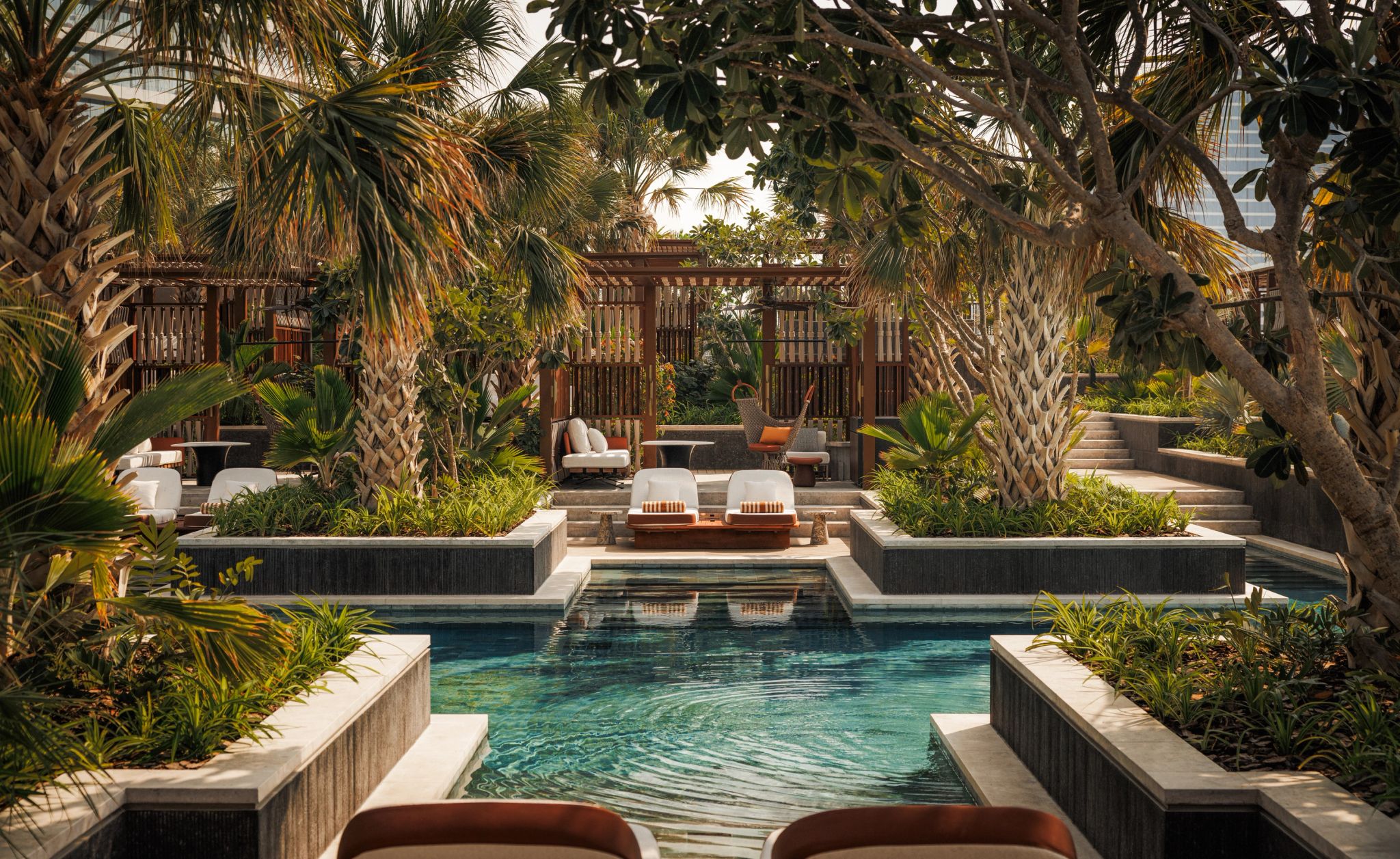 piscina com espreguicadeiras dubai - hotel resort de luxo - jumeirah marsa al arab