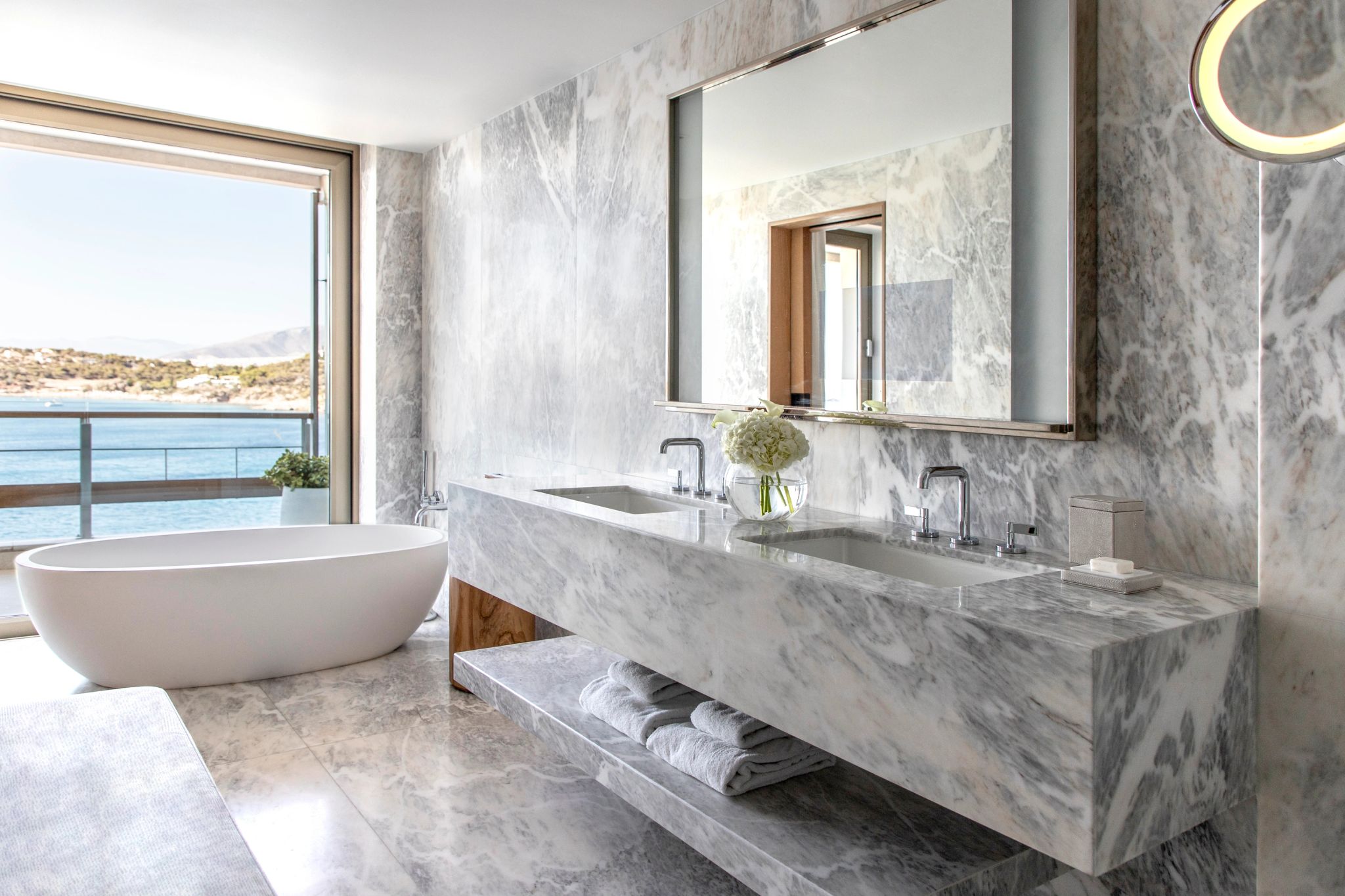 Arion Sea View banheiro em marmore - banheiro vista mar - banheira de imersao