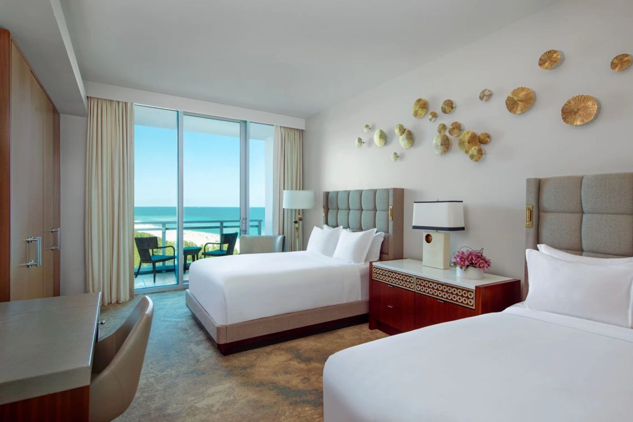 quarto de hotel - cama queen - mesa de trabalho