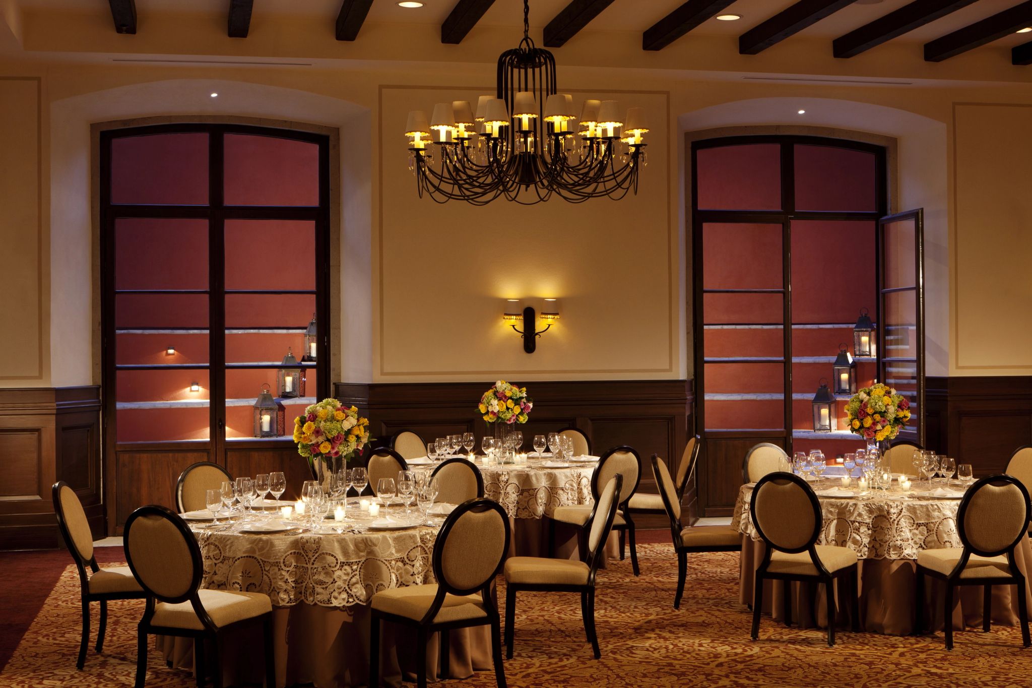 salão com mesas decoradas - espaco para eventos - resort cinco estrelas