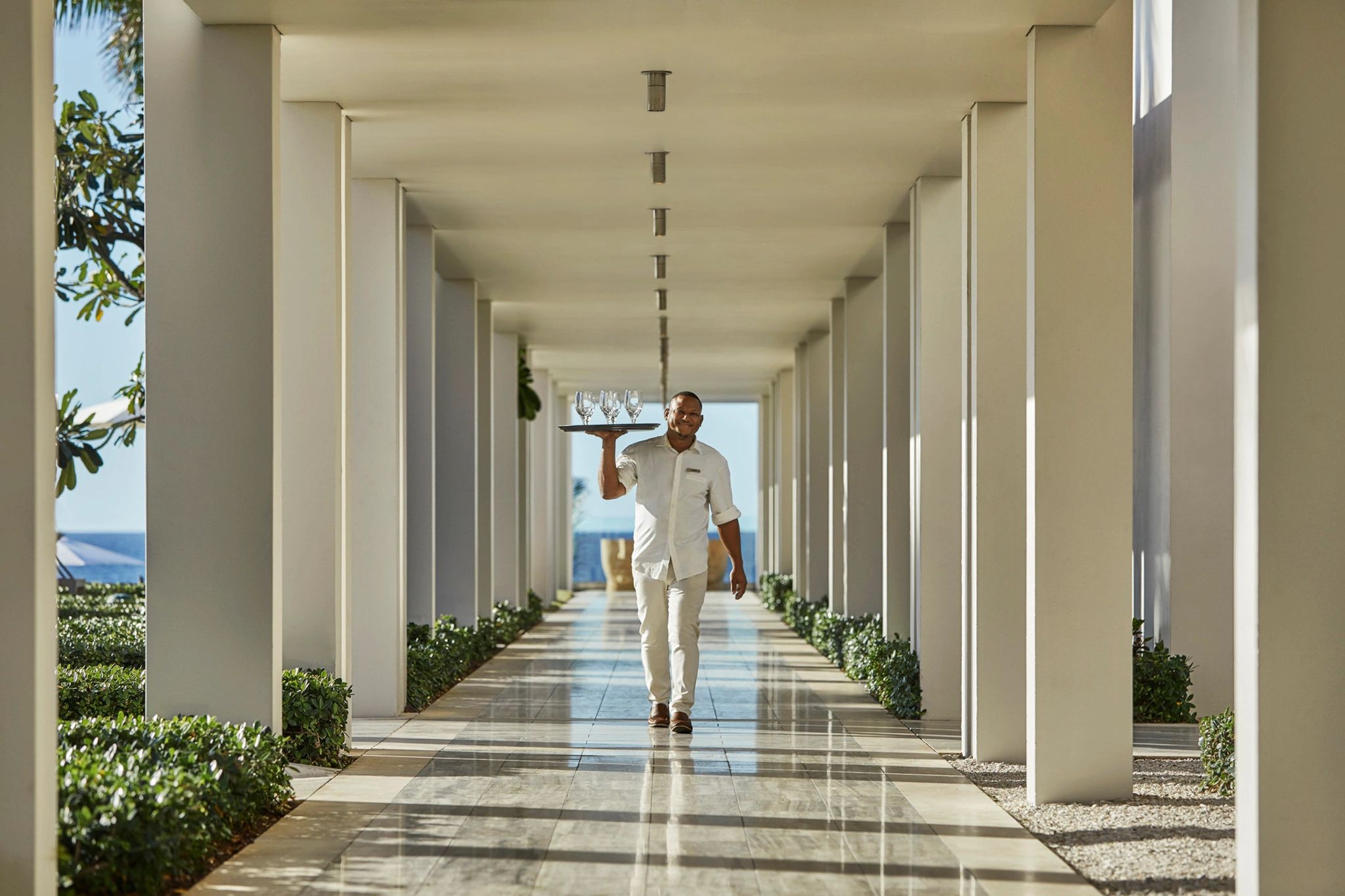 garçom - atendimento ao cliente - vista mar - hotel moderno