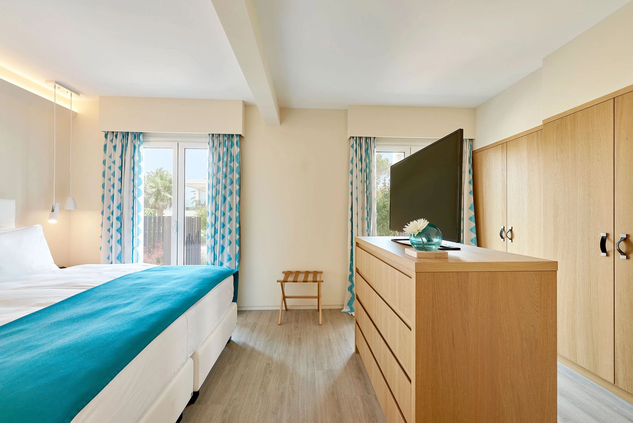 quarto premium – vista para o jardim – resort de luxo-na-ilha-de-ibiza
