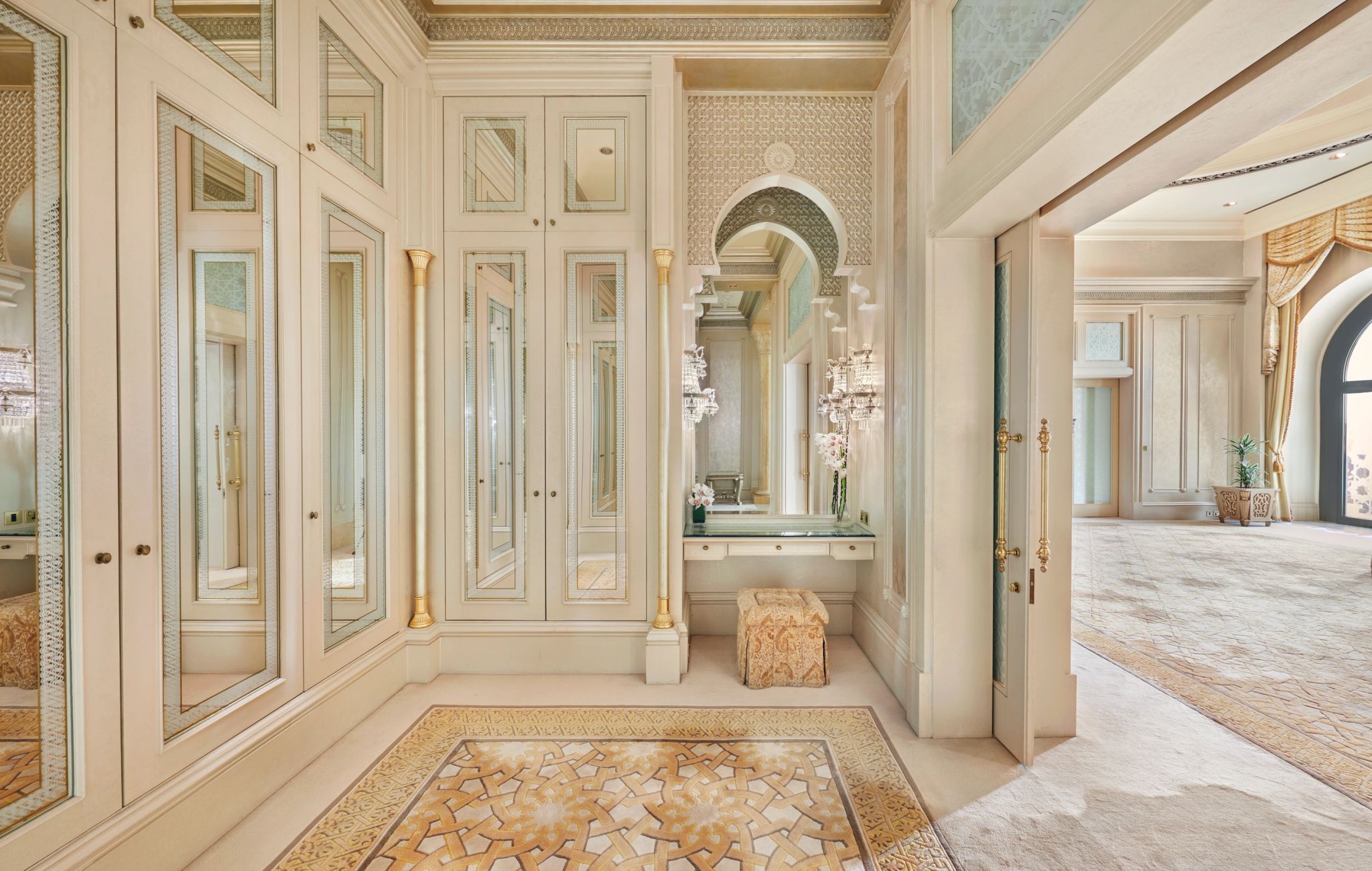 Two Bedroom Palace Suite closet espaçoso - penteadeira classica - dressing area